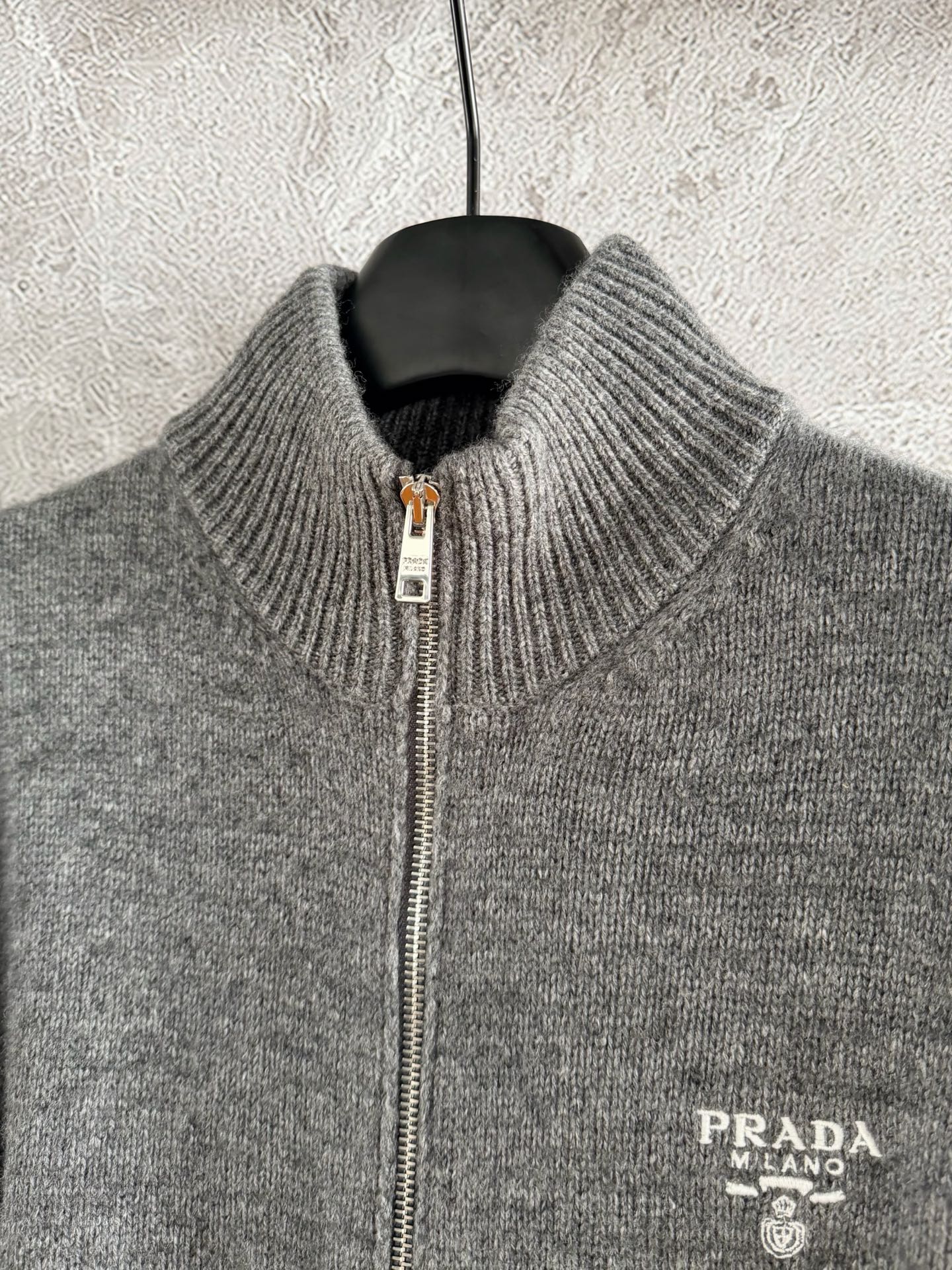 现货‼️‼️/拉链针织衫外套✨花灰色夹花纱羊绒织就，有厚度 有温暖，合身略宽松版型搭配落肩设计，营造出松