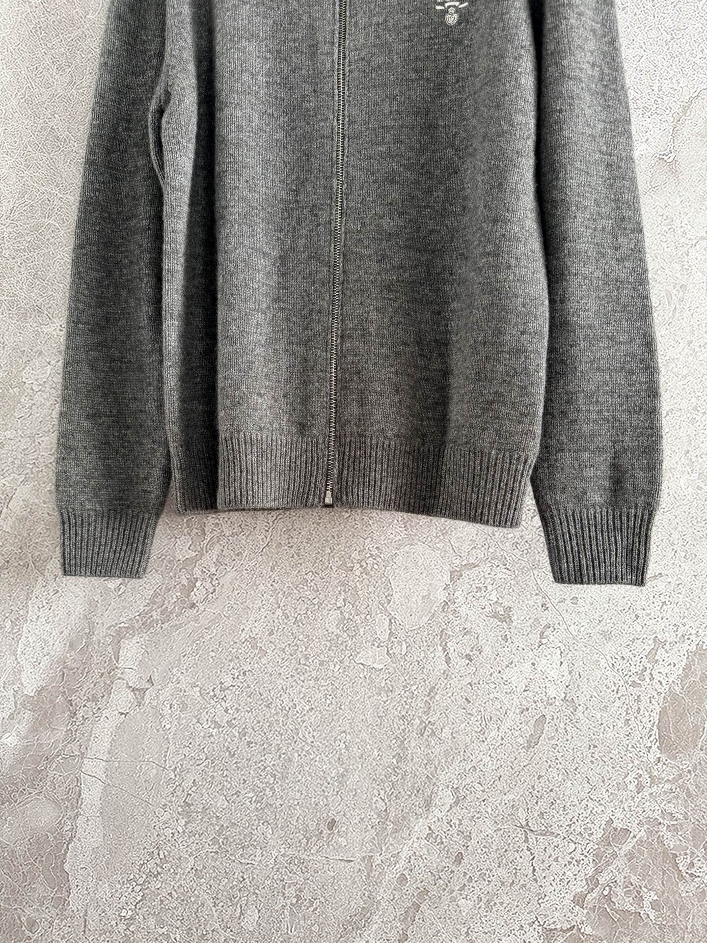 现货‼️‼️/拉链针织衫外套✨花灰色夹花纱羊绒织就，有厚度 有温暖，合身略宽松版型搭配落肩设计，营造出松