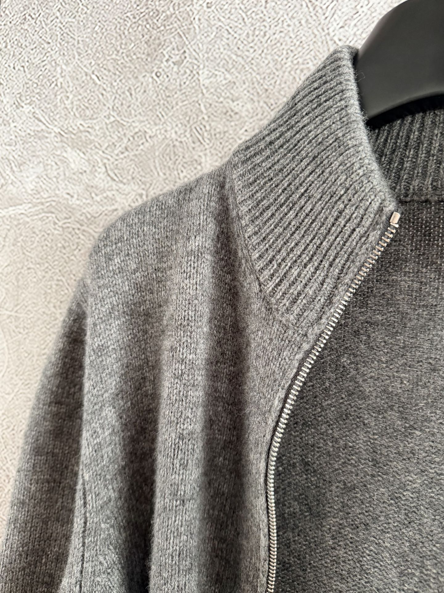 现货‼️‼️/拉链针织衫外套✨花灰色夹花纱羊绒织就，有厚度 有温暖，合身略宽松版型搭配落肩设计，营造出松