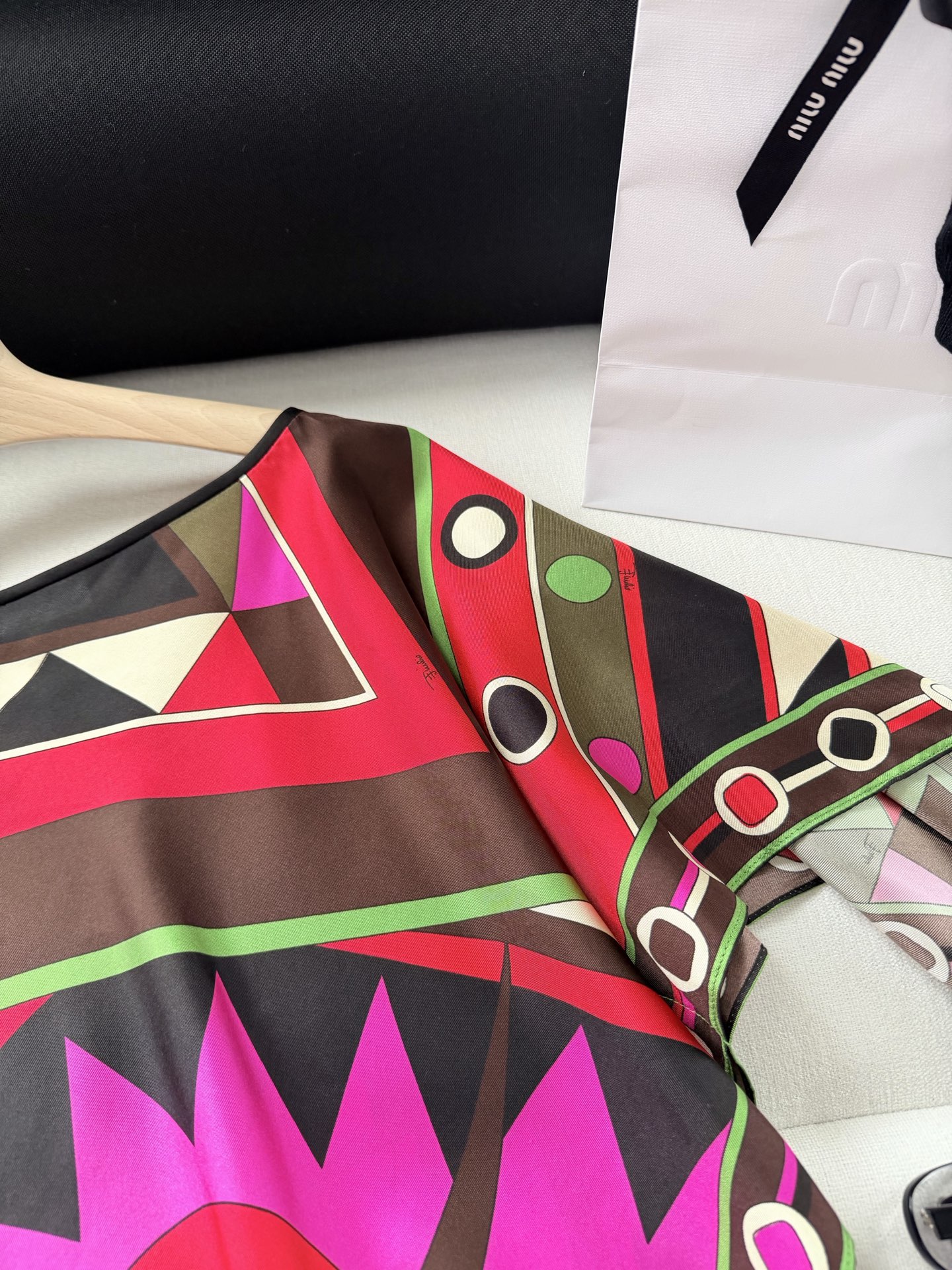 现货‼️‼️/Vivara印花罩衫✨16姆斜纹真丝面料（无闭合）套头，前后片幅定位印花图案，勾勒出对比鲜