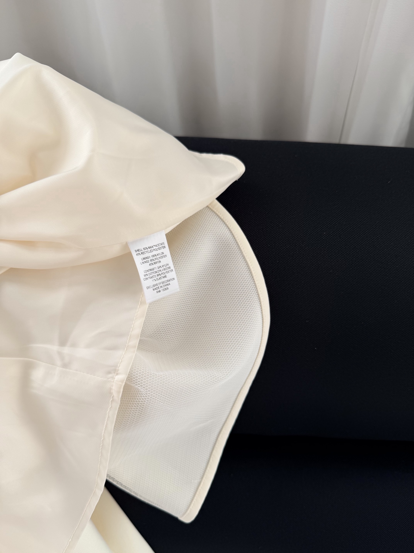 现货‼️‼️🛒款号L/法式古董披肩连衣裙✨来自维秘超模Helsa系列新品，精致的古董刺绣细节，微微褶皱更