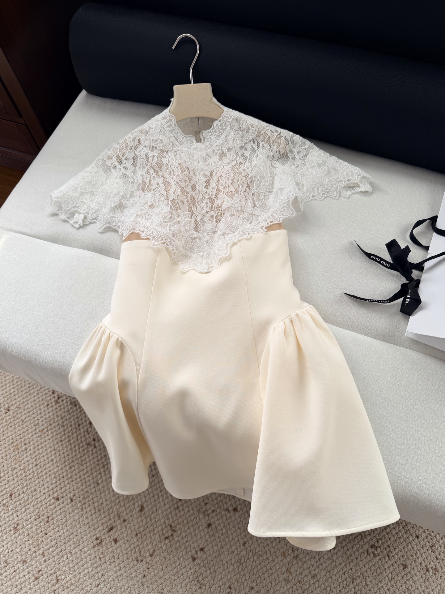 现货‼️‼️🛒款号L/法式古董披肩连衣裙✨来自维秘超模Helsa系列新品，精致的古董刺绣细节，微微褶皱更