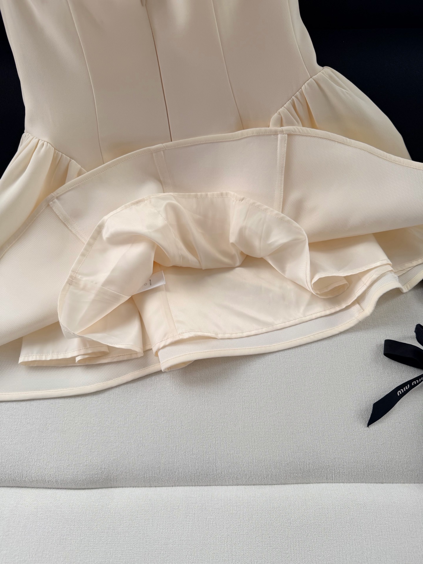 现货‼️‼️🛒款号L/法式古董披肩连衣裙✨来自维秘超模Helsa系列新品，精致的古董刺绣细节，微微褶皱更