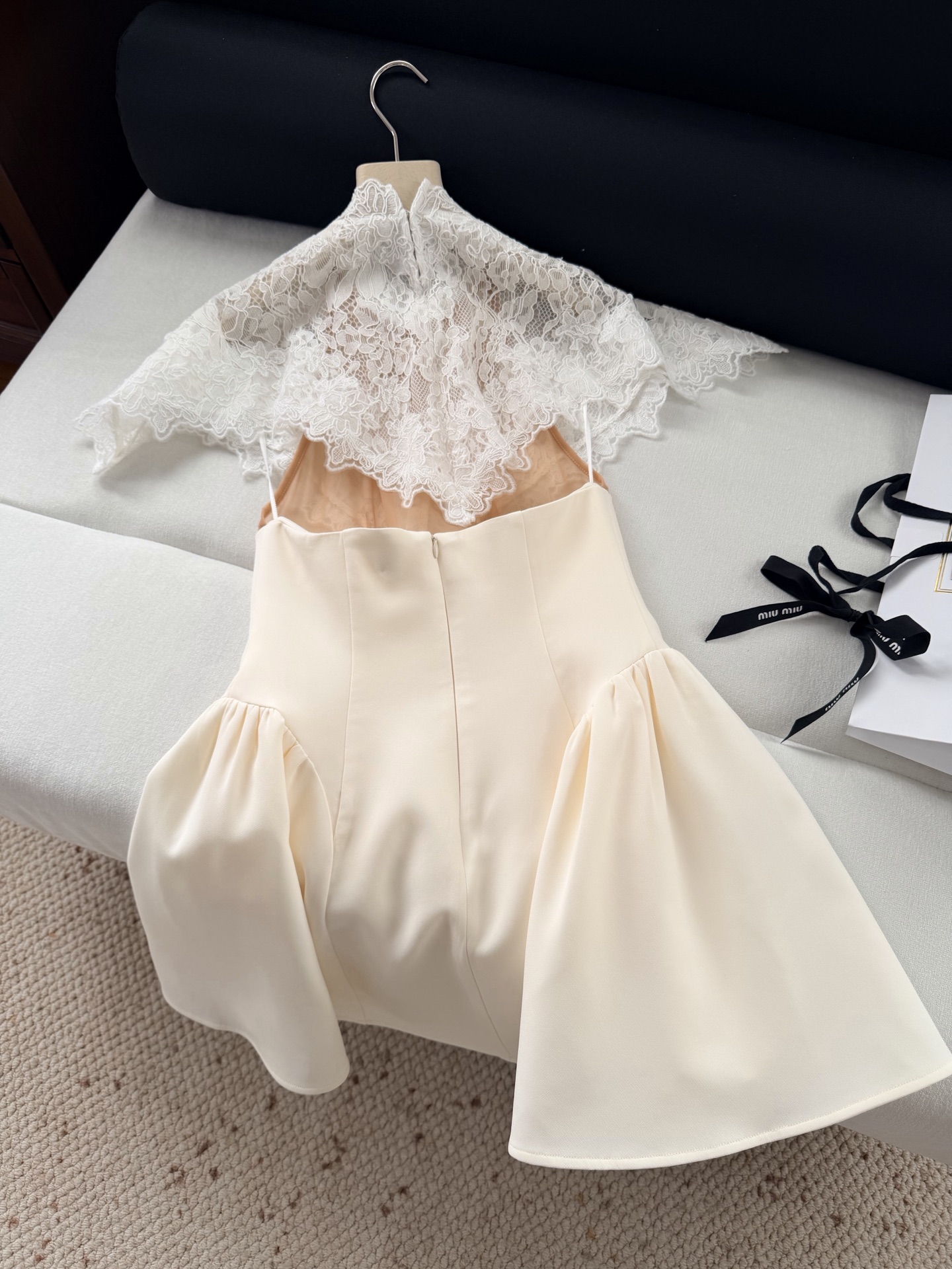 现货‼️‼️🛒款号L/法式古董披肩连衣裙✨来自维秘超模Helsa系列新品，精致的古董刺绣细节，微微褶皱更