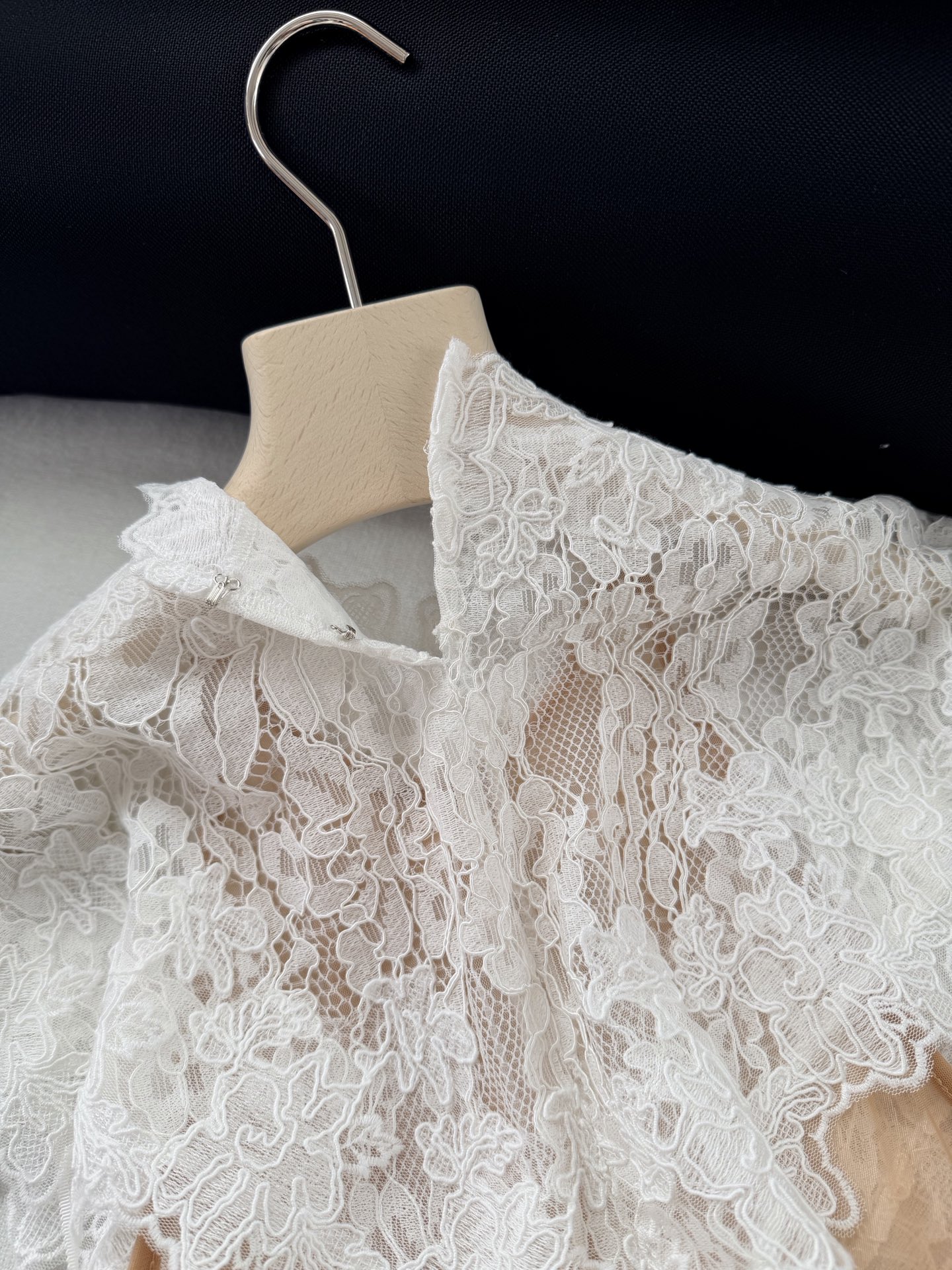 现货‼️‼️🛒款号L/法式古董披肩连衣裙✨来自维秘超模Helsa系列新品，精致的古董刺绣细节，微微褶皱更