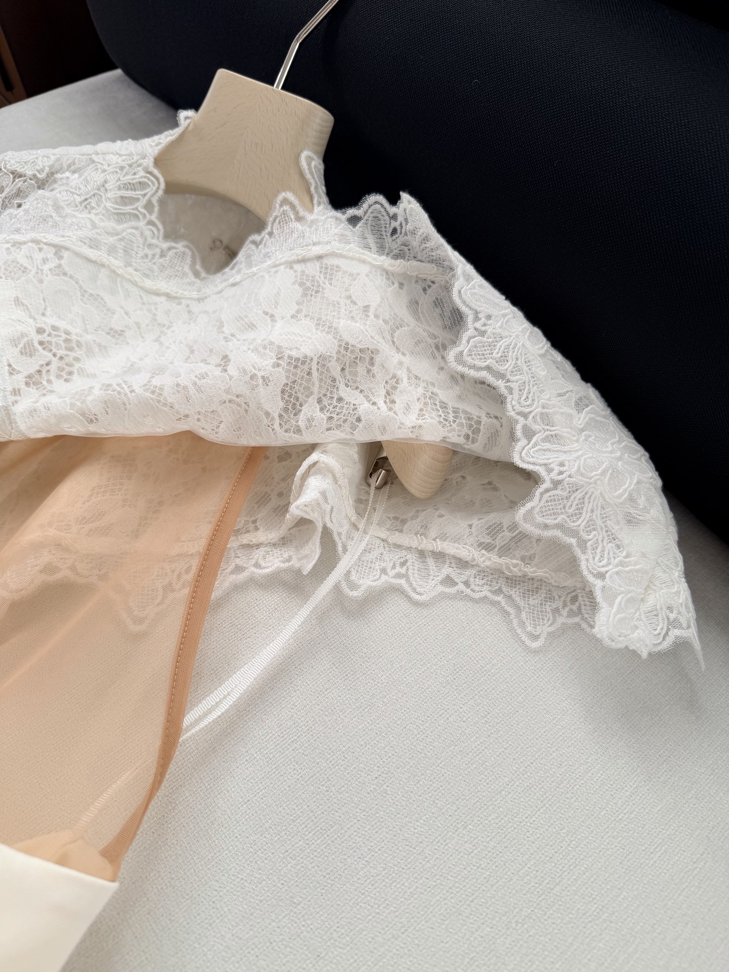 现货‼️‼️🛒款号L/法式古董披肩连衣裙✨来自维秘超模Helsa系列新品，精致的古董刺绣细节，微微褶皱更