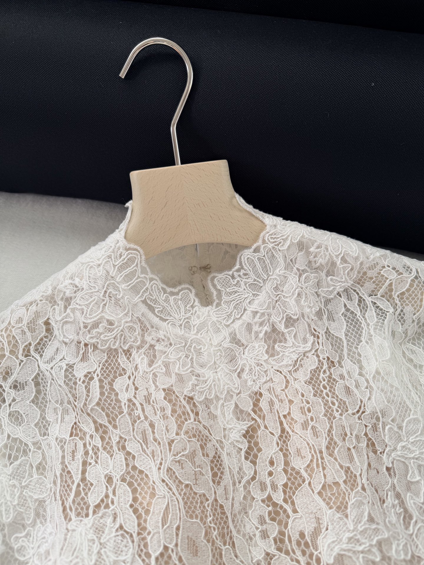 现货‼️‼️🛒款号L/法式古董披肩连衣裙✨来自维秘超模Helsa系列新品，精致的古董刺绣细节，微微褶皱更