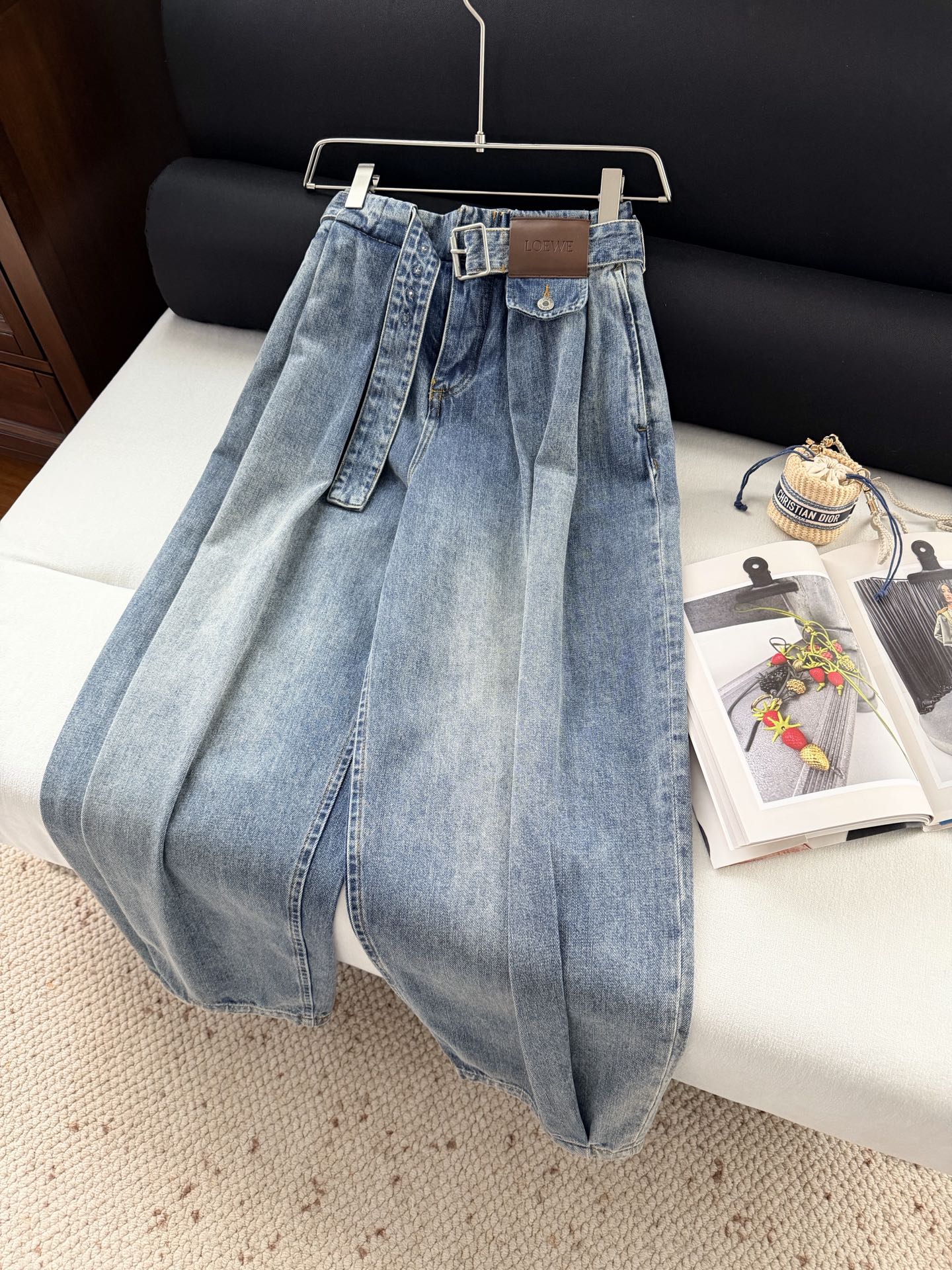 现货‼️‼️🛒款号L25178/丹宁腰带牛仔裤✨中克水洗棉质丹宁布牛仔裤，正面饰以可调节织物腰带和褶襟，