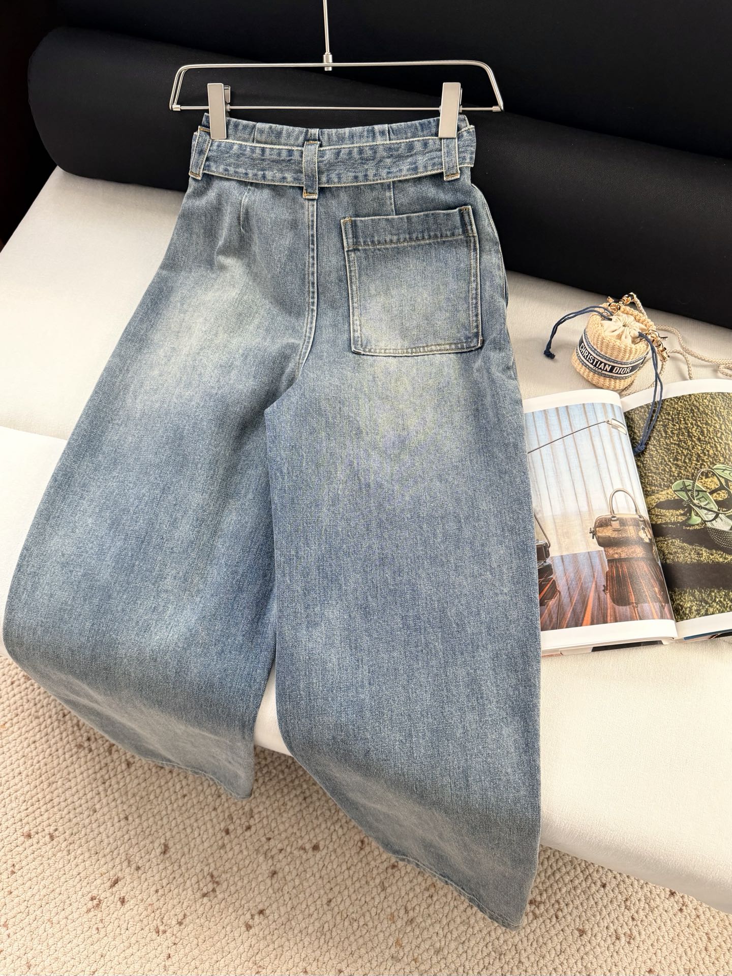 现货‼️‼️🛒款号L25178/丹宁腰带牛仔裤✨中克水洗棉质丹宁布牛仔裤，正面饰以可调节织物腰带和褶襟，