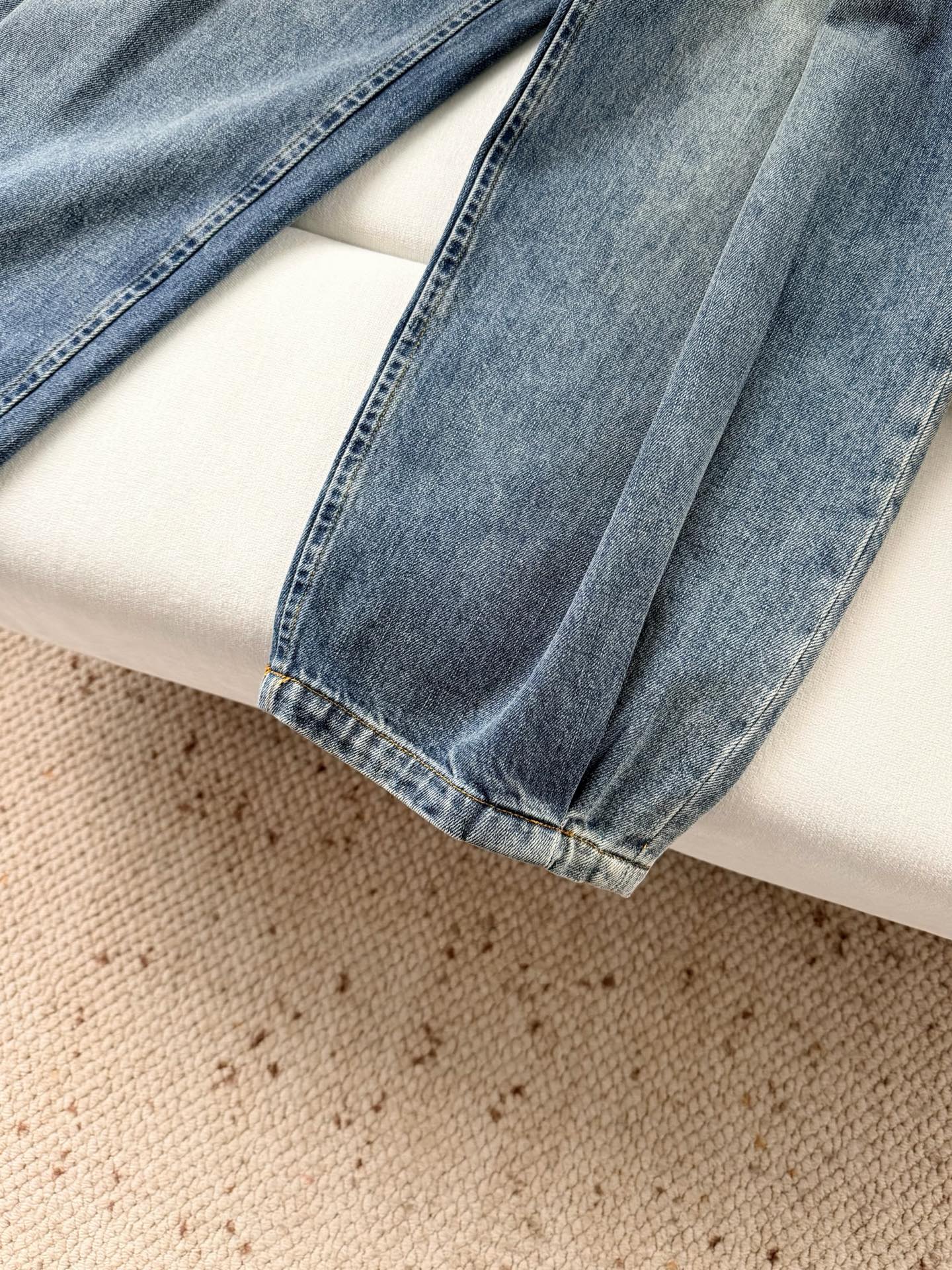 现货‼️‼️🛒款号L25178/丹宁腰带牛仔裤✨中克水洗棉质丹宁布牛仔裤，正面饰以可调节织物腰带和褶襟，