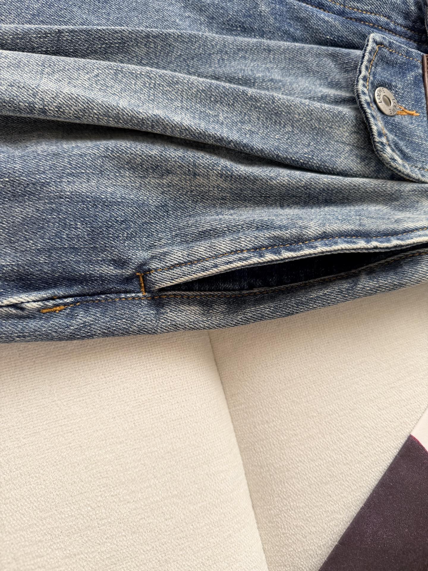 现货‼️‼️🛒款号L25178/丹宁腰带牛仔裤✨中克水洗棉质丹宁布牛仔裤，正面饰以可调节织物腰带和褶襟，