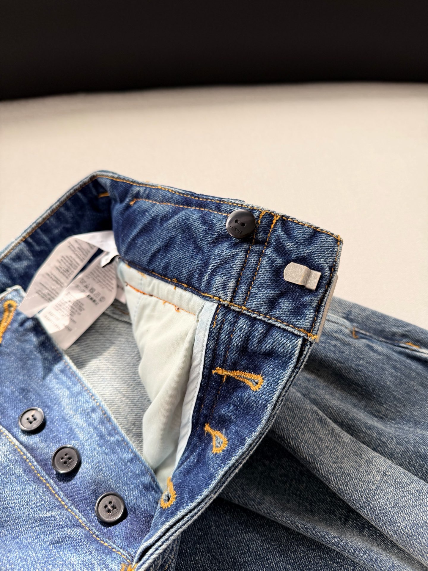 现货‼️‼️🛒款号L25178/丹宁腰带牛仔裤✨中克水洗棉质丹宁布牛仔裤，正面饰以可调节织物腰带和褶襟，