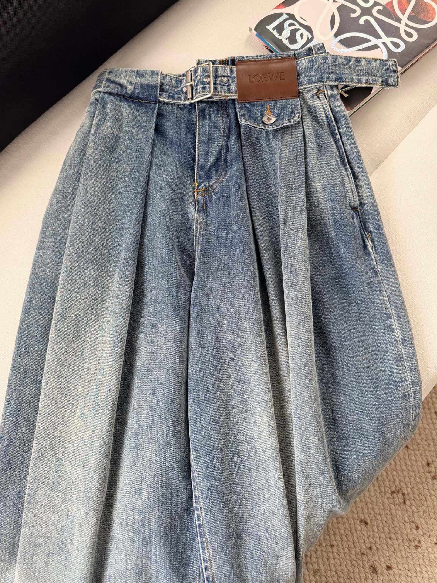 现货‼️‼️🛒款号L25178/丹宁腰带牛仔裤✨中克水洗棉质丹宁布牛仔裤，正面饰以可调节织物腰带和褶襟，