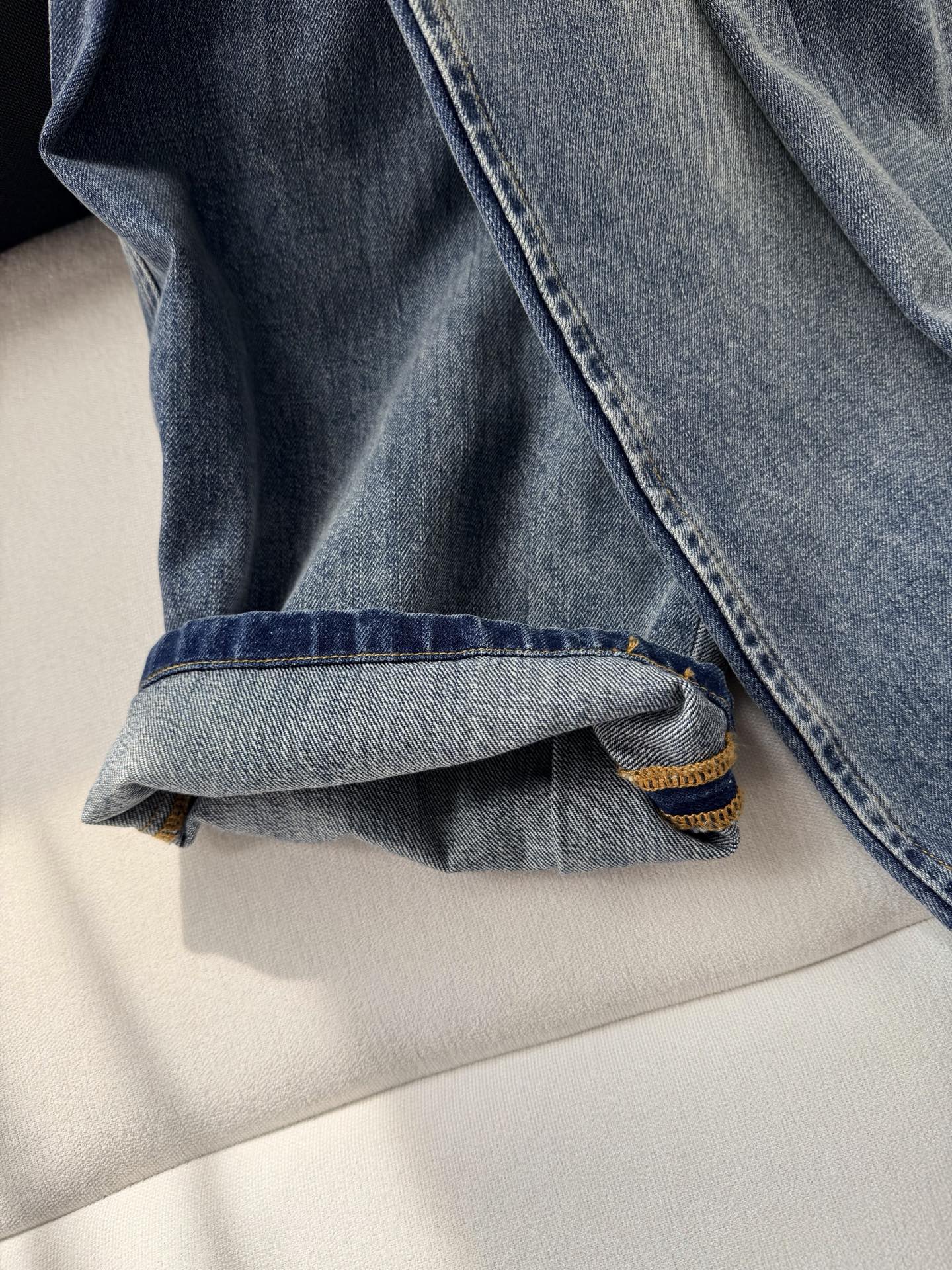 现货‼️‼️🛒款号L25178/丹宁腰带牛仔裤✨中克水洗棉质丹宁布牛仔裤，正面饰以可调节织物腰带和褶襟，