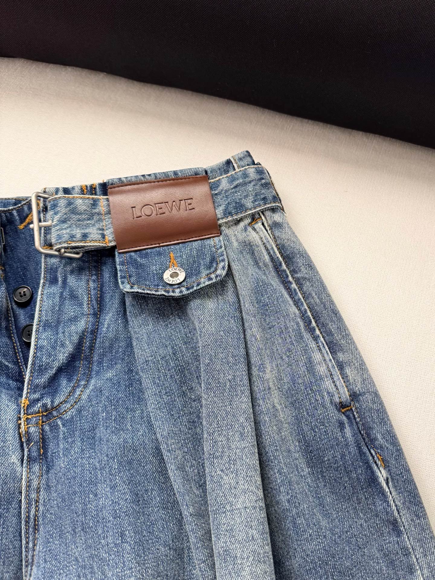 现货‼️‼️🛒款号L25178/丹宁腰带牛仔裤✨中克水洗棉质丹宁布牛仔裤，正面饰以可调节织物腰带和褶襟，