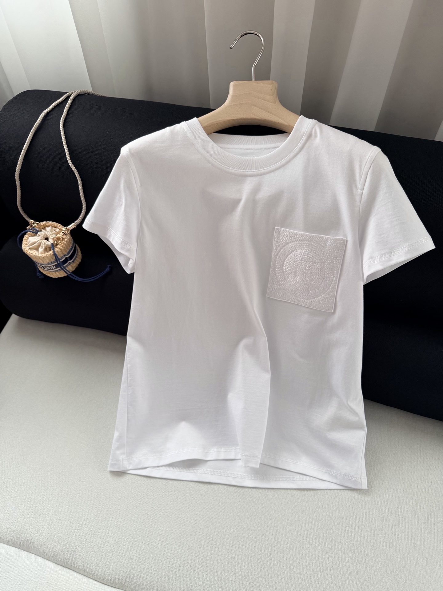 现货‼️‼️🛒款号L2/口袋刺绣t恤✨100%棉质、螺纹拼接饰边圆领，前袋饰有H Mosaique精致刺