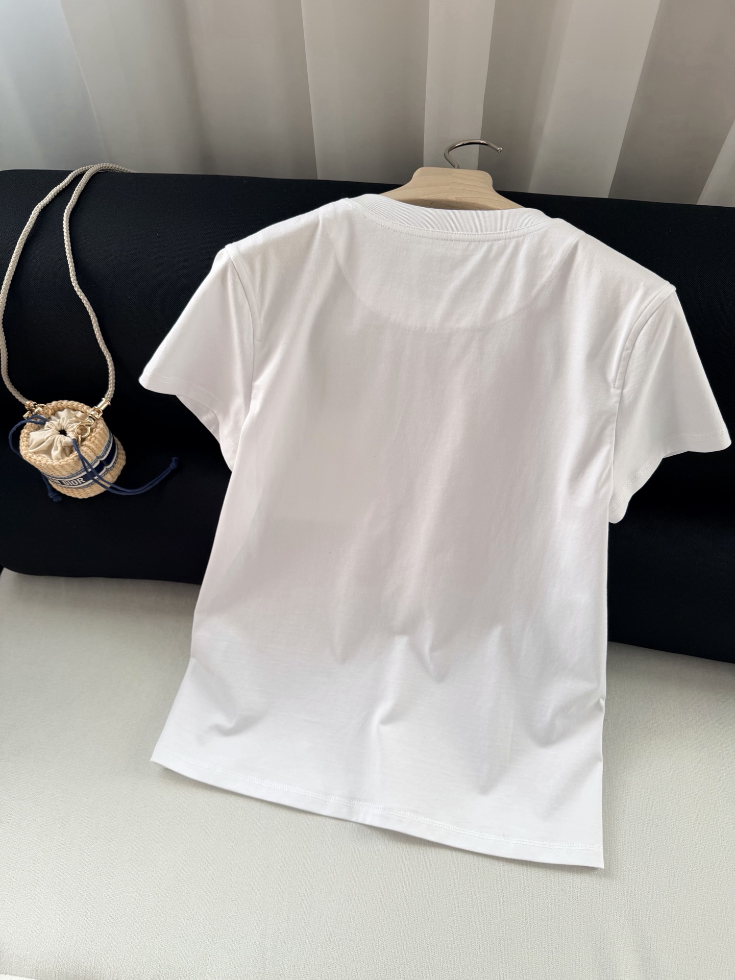 现货‼️‼️🛒款号L2/口袋刺绣t恤✨100%棉质、螺纹拼接饰边圆领，前袋饰有H Mosaique精致刺