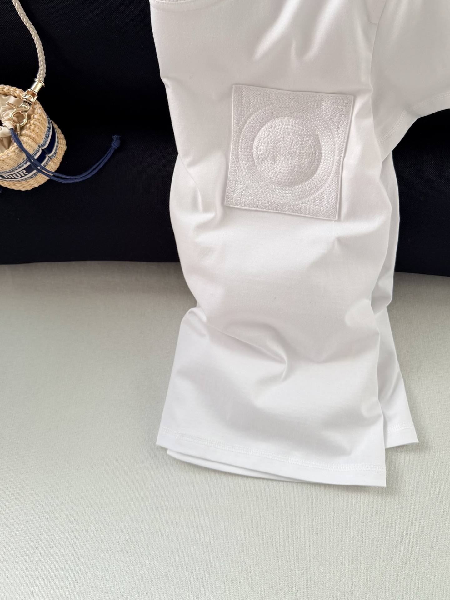 现货‼️‼️🛒款号L2/口袋刺绣t恤✨100%棉质、螺纹拼接饰边圆领，前袋饰有H Mosaique精致刺