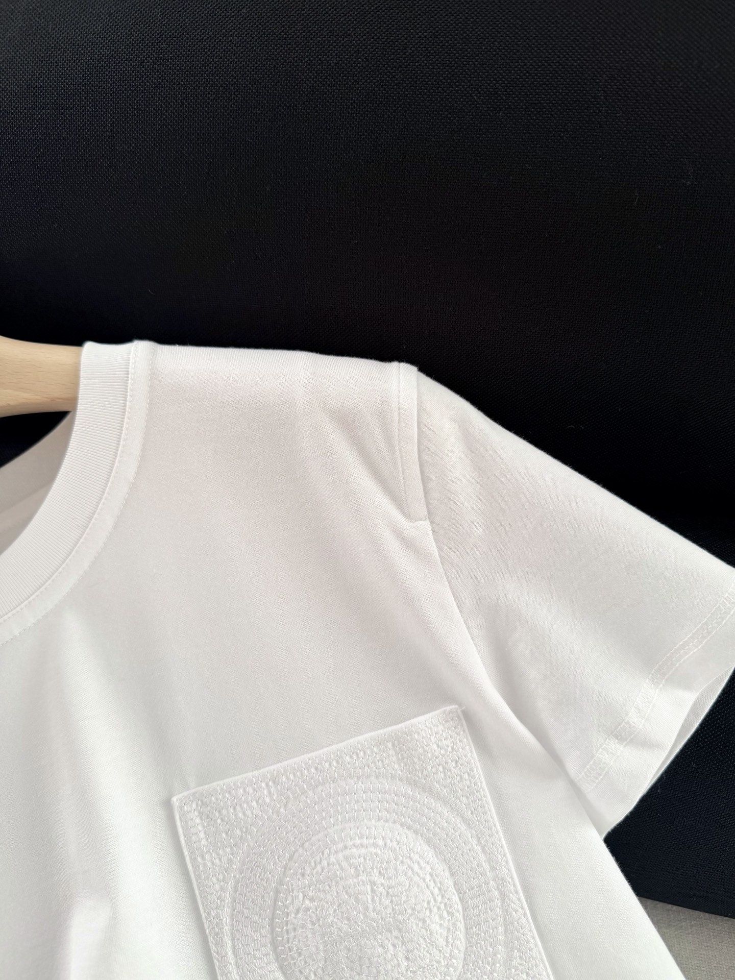 现货‼️‼️🛒款号L2/口袋刺绣t恤✨100%棉质、螺纹拼接饰边圆领，前袋饰有H Mosaique精致刺