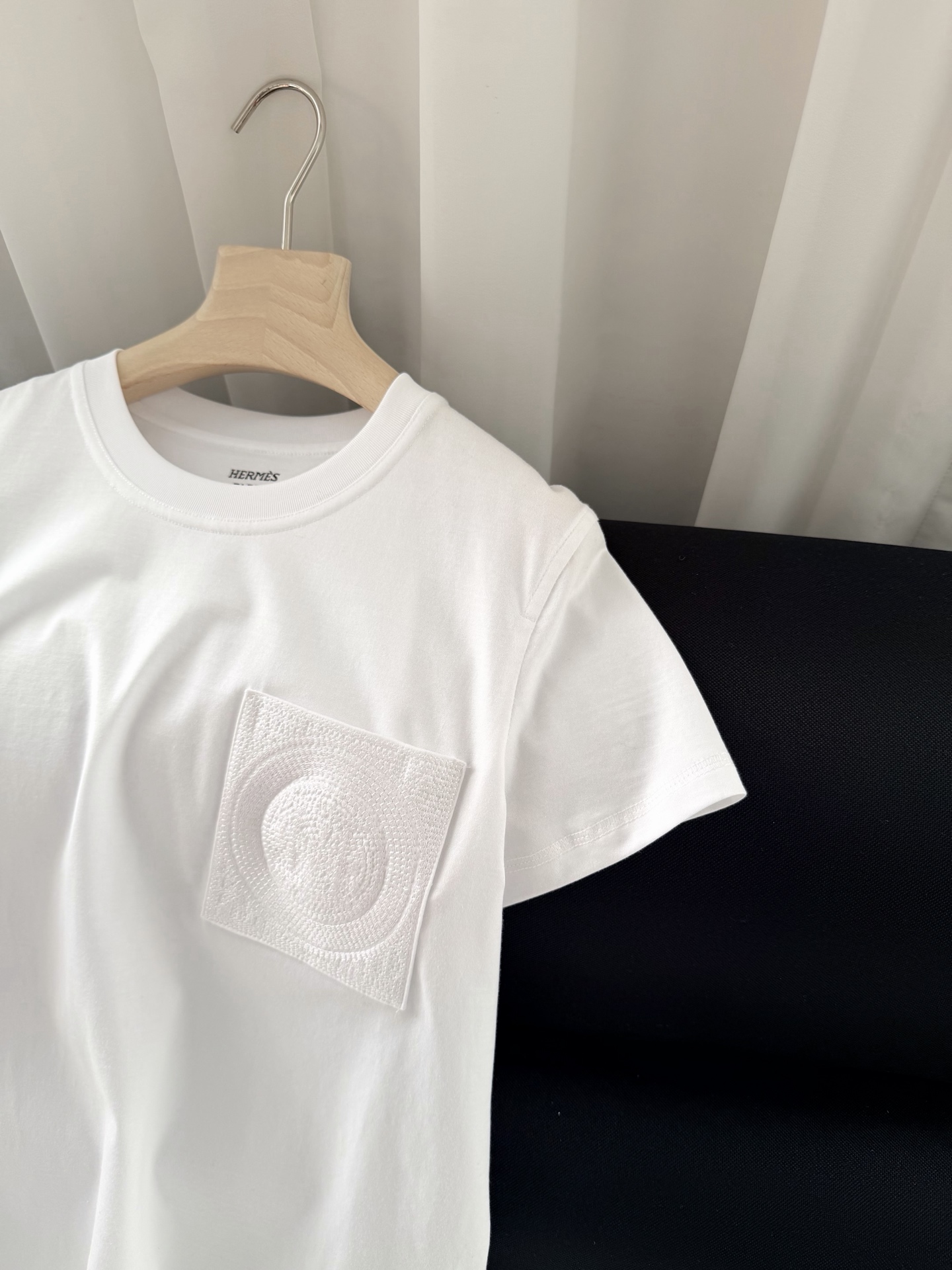 现货‼️‼️🛒款号L2/口袋刺绣t恤✨100%棉质、螺纹拼接饰边圆领，前袋饰有H Mosaique精致刺