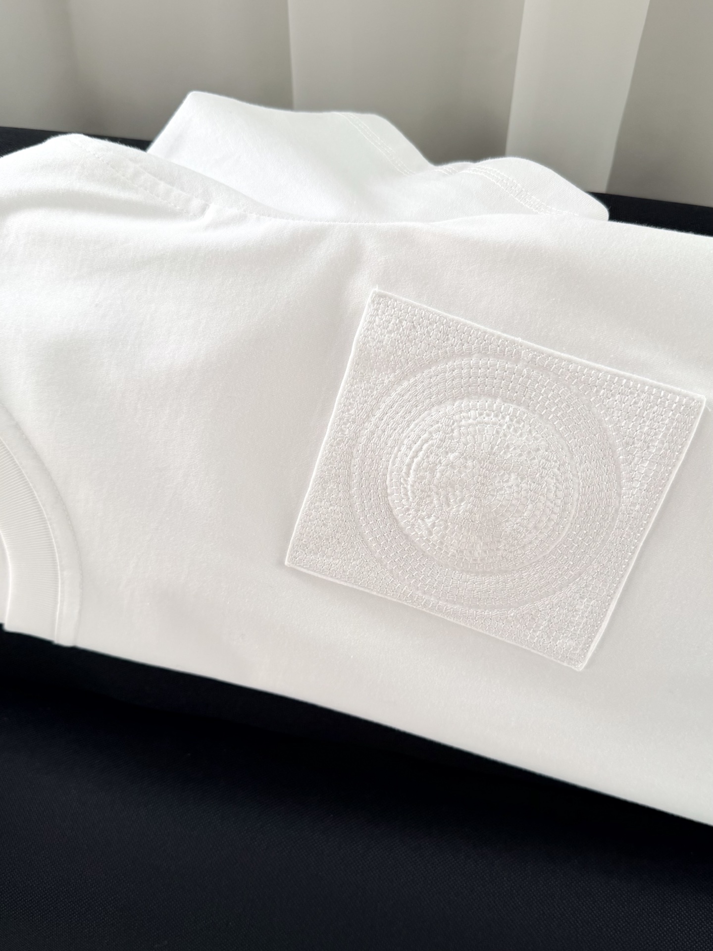 现货‼️‼️🛒款号L2/口袋刺绣t恤✨100%棉质、螺纹拼接饰边圆领，前袋饰有H Mosaique精致刺