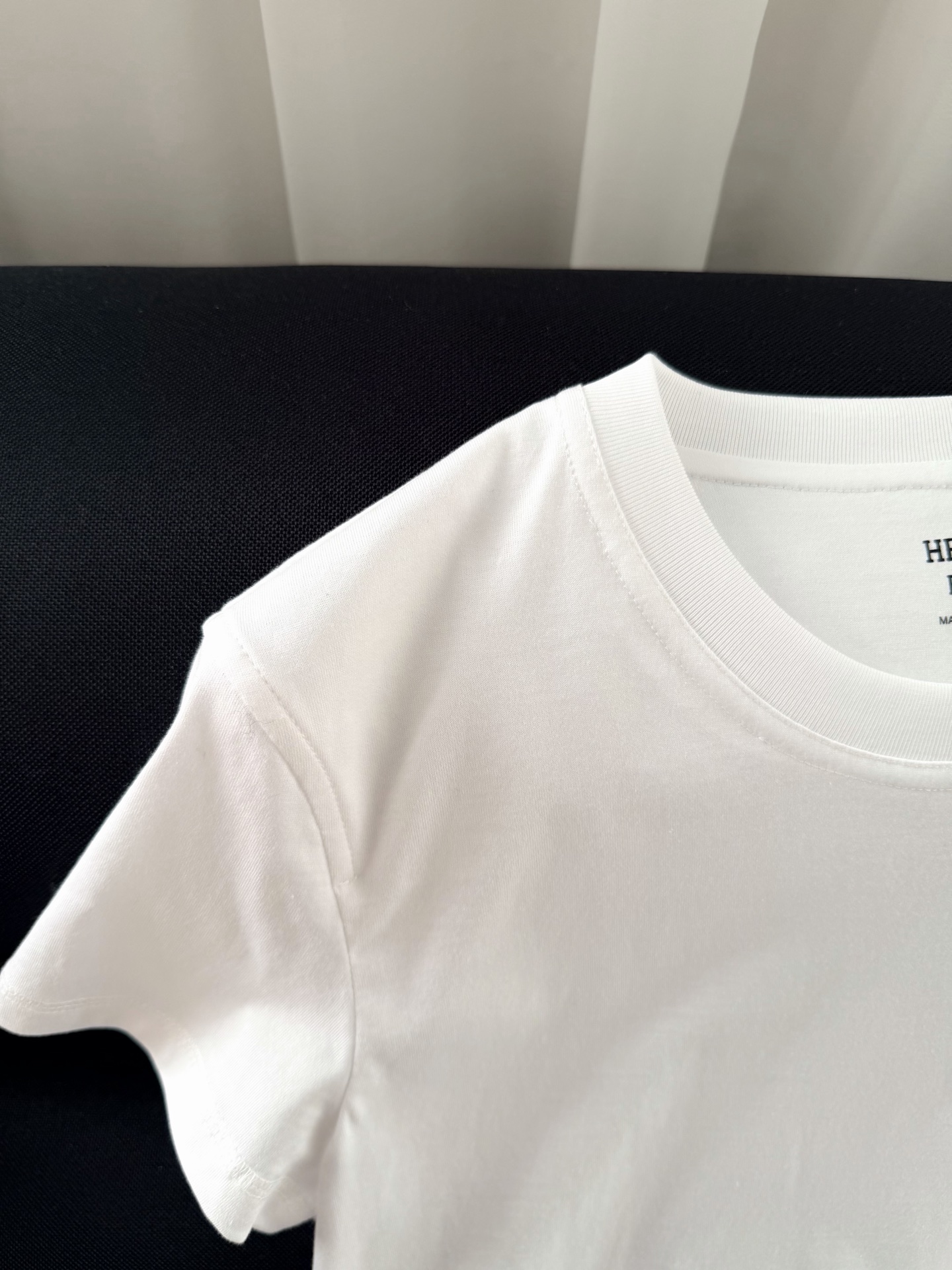 现货‼️‼️🛒款号L2/口袋刺绣t恤✨100%棉质、螺纹拼接饰边圆领，前袋饰有H Mosaique精致刺