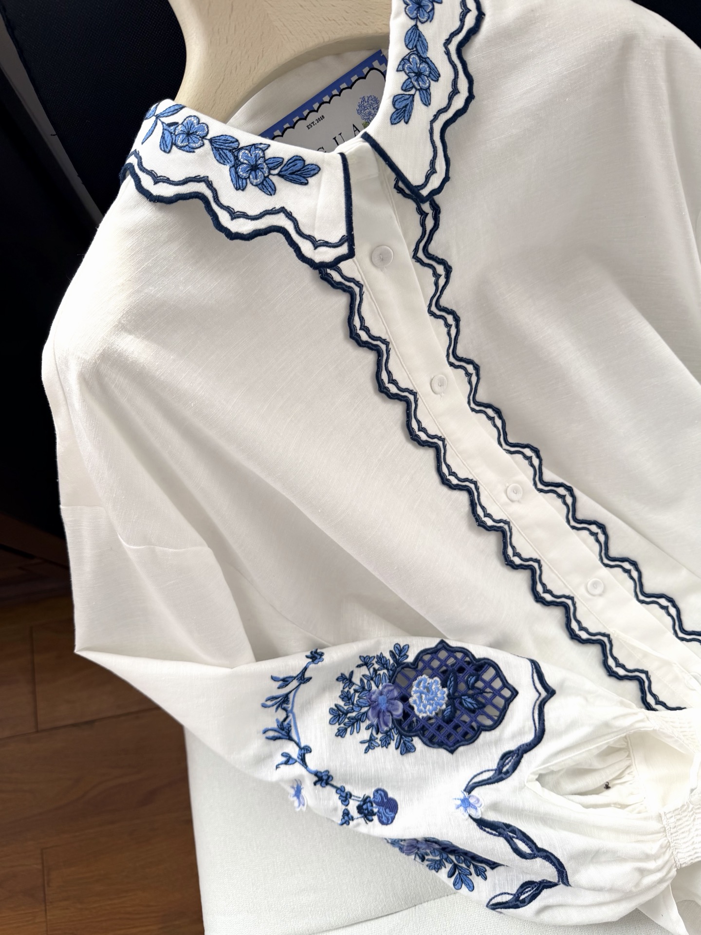 现货‼️‼️🛒款号W25/刺绣灯笼袖衬衫✨Agua ✘ 2026💐早春风光已至！精致镂空生动贴花灯笼袖衬