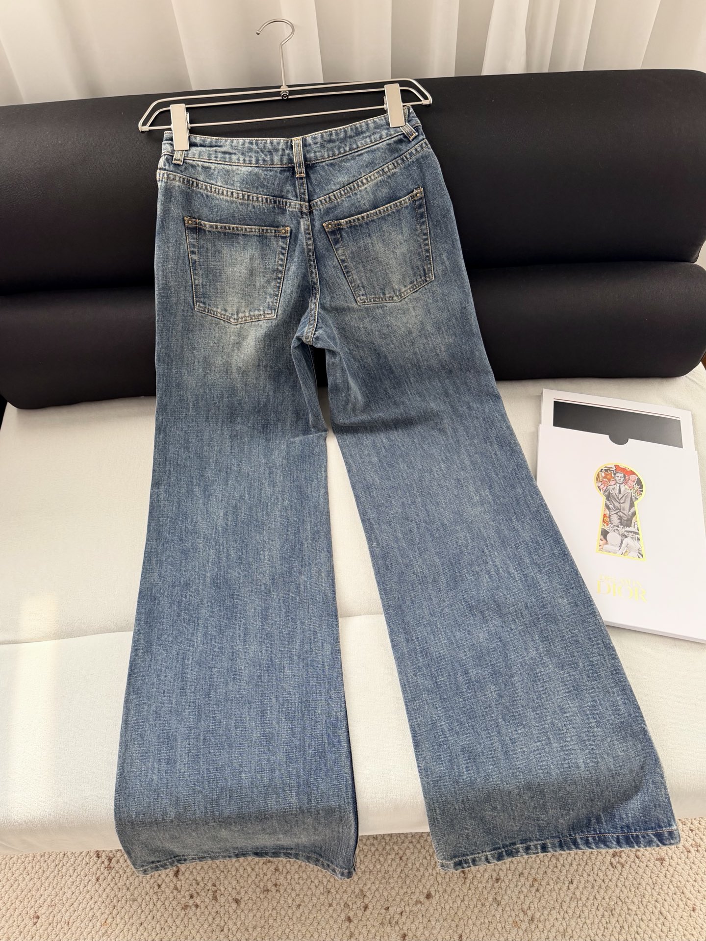 现货‼️‼️🛒款号4/贴皮牛仔裤✨一直很多找，偏中低腰围，裤腿比较阔，臀部贴合曲线，不会过于紧绷，恰到好