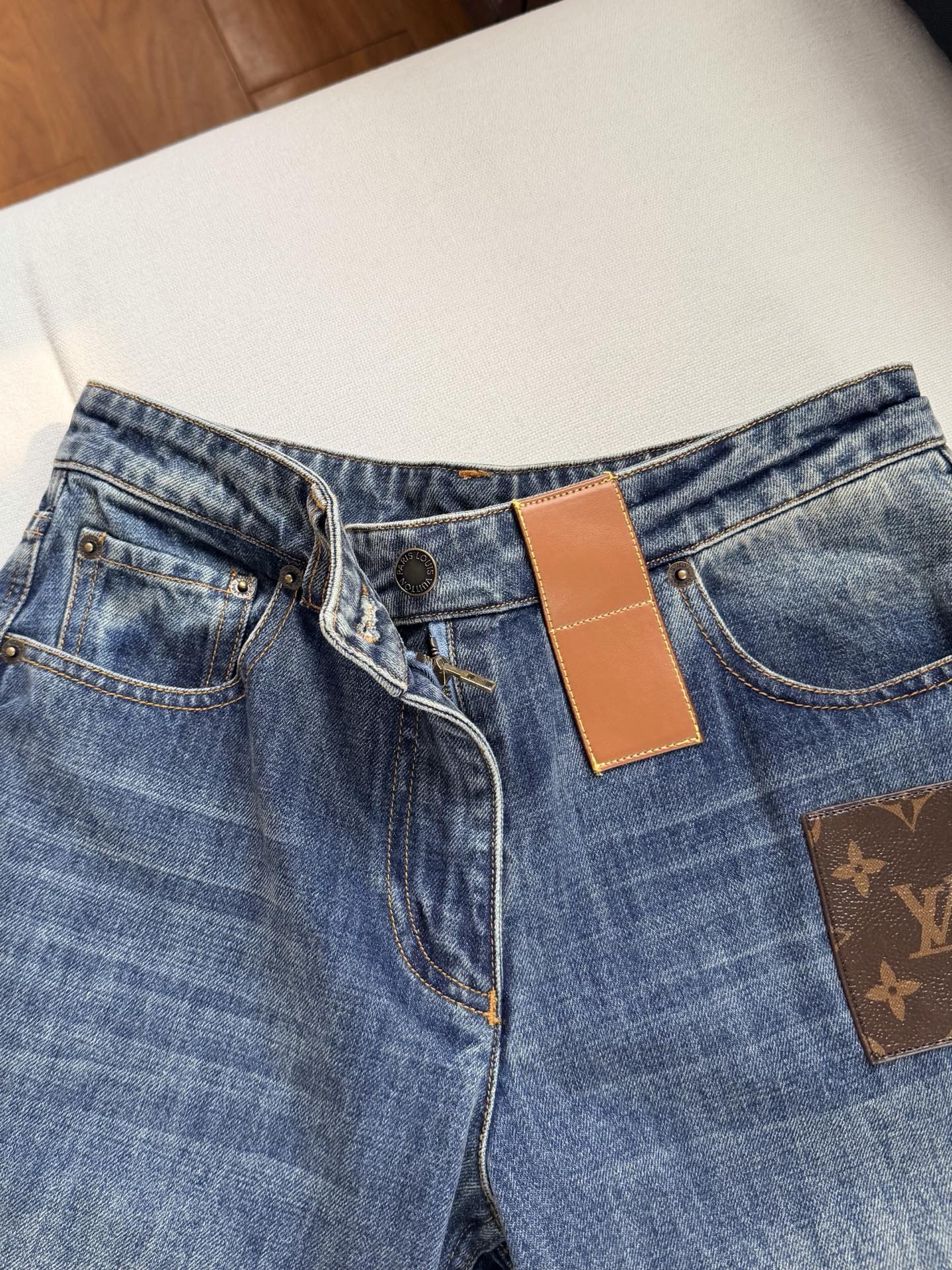 现货‼️‼️🛒款号4/贴皮牛仔裤✨一直很多找，偏中低腰围，裤腿比较阔，臀部贴合曲线，不会过于紧绷，恰到好