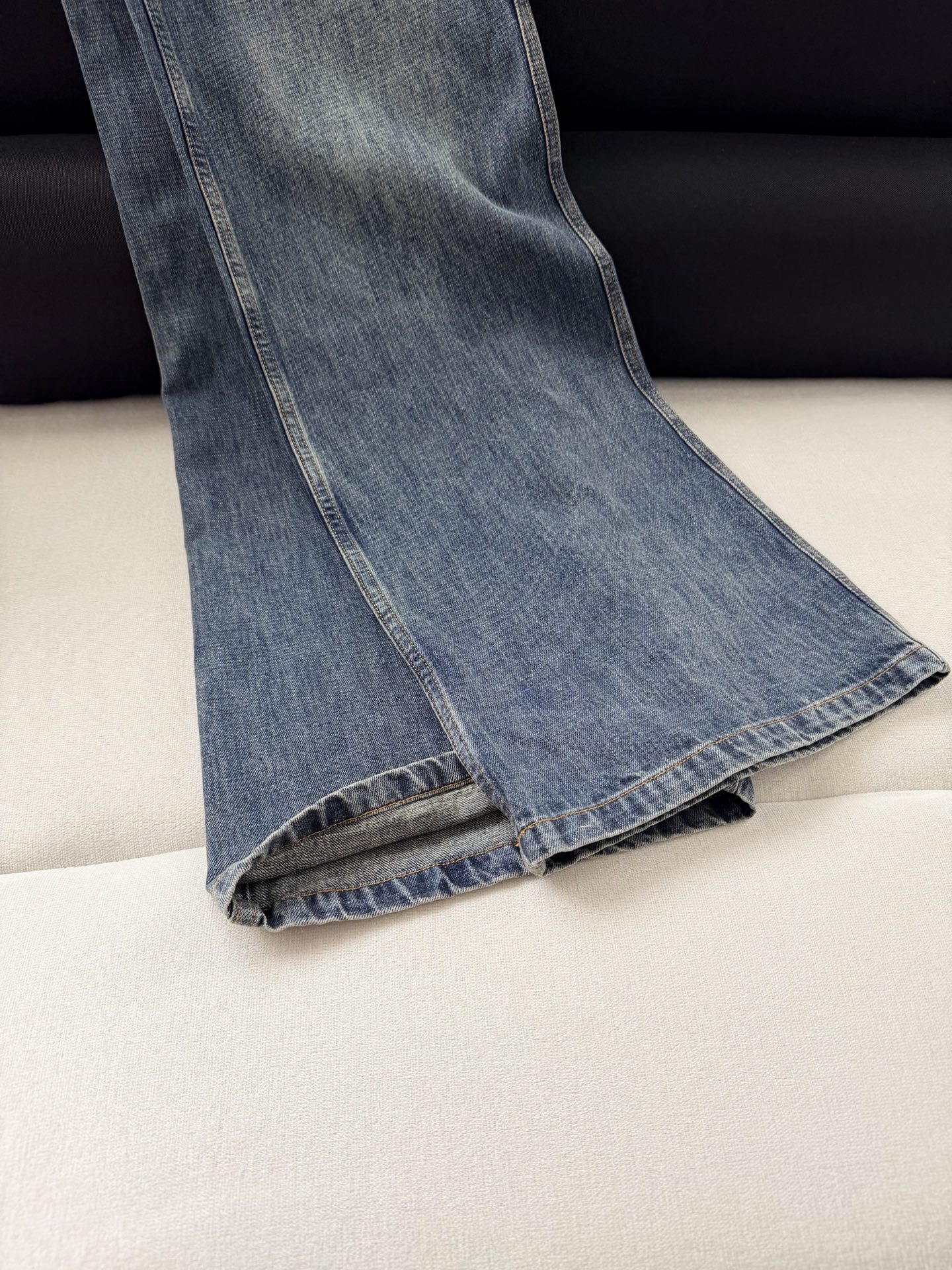 现货‼️‼️🛒款号4/贴皮牛仔裤✨一直很多找，偏中低腰围，裤腿比较阔，臀部贴合曲线，不会过于紧绷，恰到好