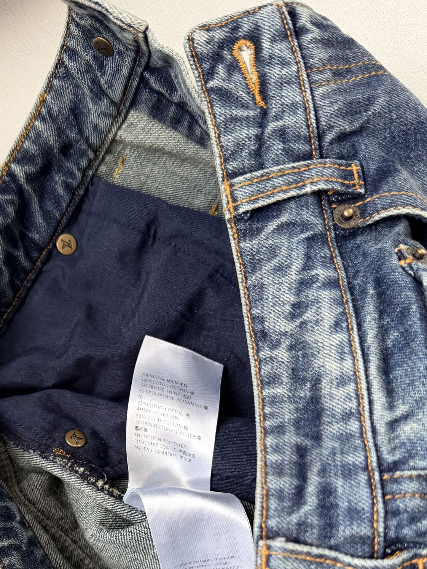 现货‼️‼️🛒款号4/贴皮牛仔裤✨一直很多找，偏中低腰围，裤腿比较阔，臀部贴合曲线，不会过于紧绷，恰到好