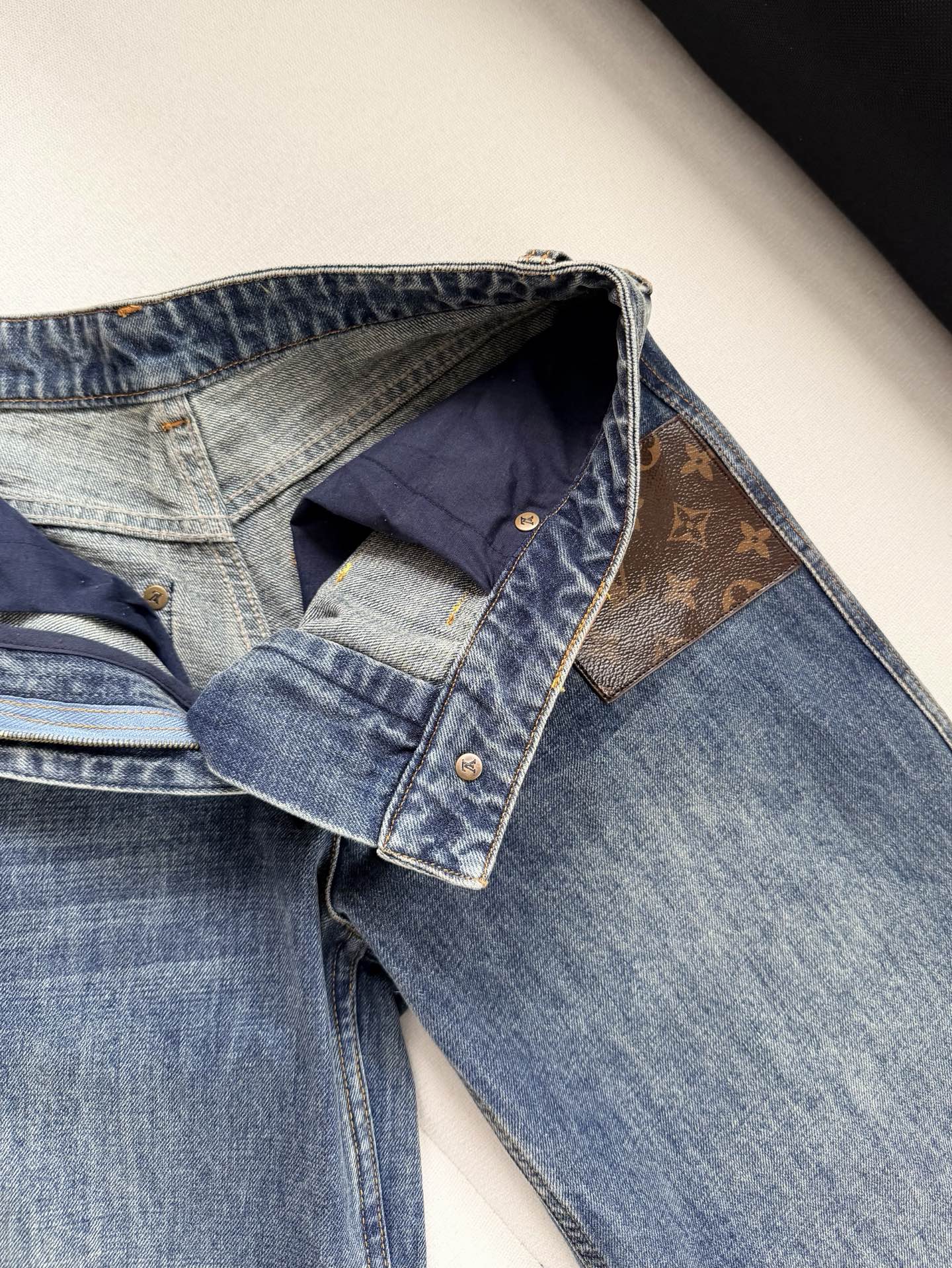 现货‼️‼️🛒款号4/贴皮牛仔裤✨一直很多找，偏中低腰围，裤腿比较阔，臀部贴合曲线，不会过于紧绷，恰到好