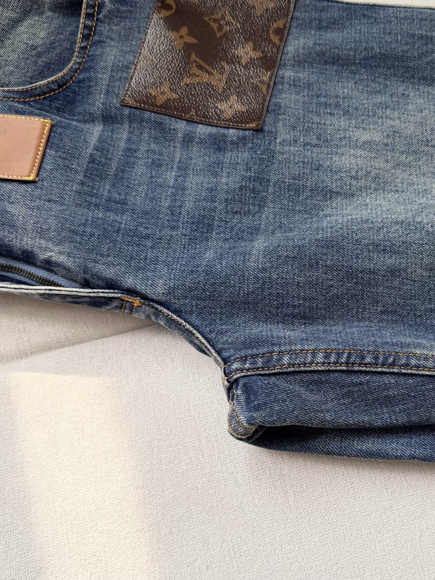 现货‼️‼️🛒款号4/贴皮牛仔裤✨一直很多找，偏中低腰围，裤腿比较阔，臀部贴合曲线，不会过于紧绷，恰到好