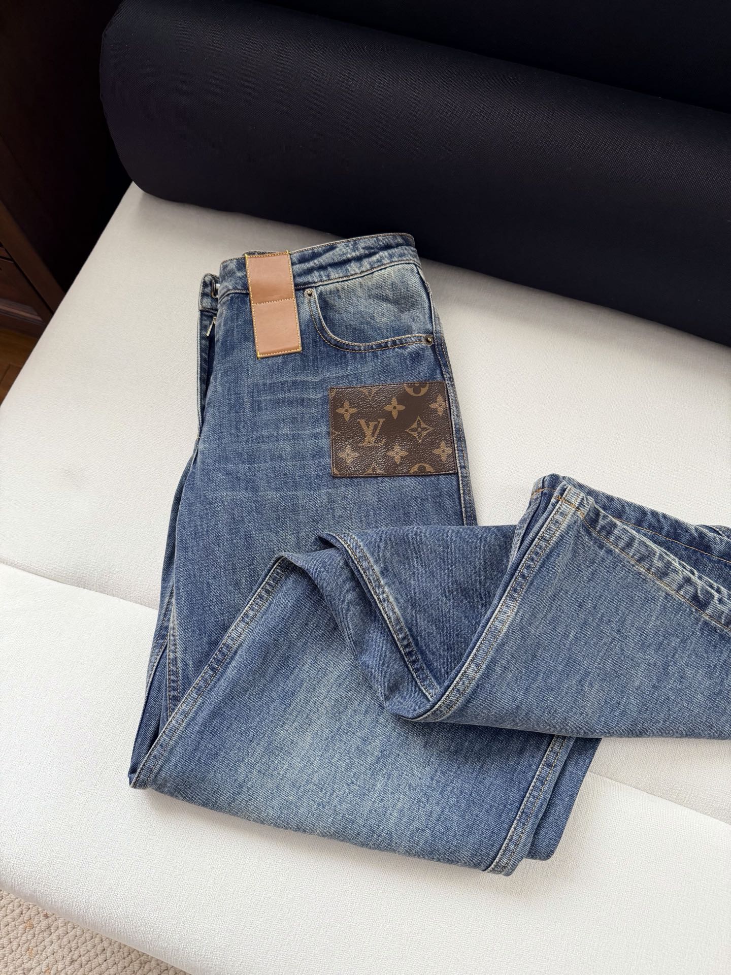 现货‼️‼️🛒款号4/贴皮牛仔裤✨一直很多找，偏中低腰围，裤腿比较阔，臀部贴合曲线，不会过于紧绷，恰到好