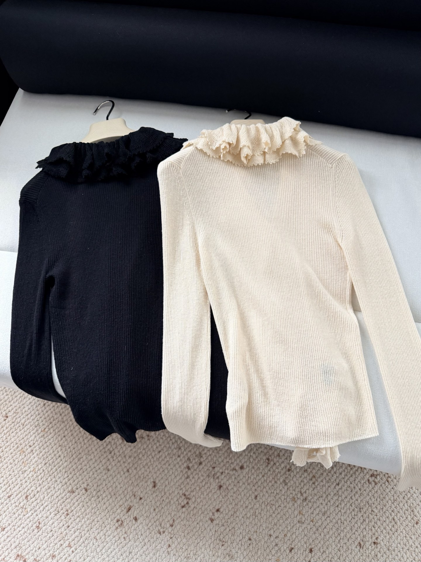 现货‼️‼️🛒款号8070/褶边领针织衫✨亚麻混纺螺纹针织面料，搭配可拆卸褶边领针织上衣，天然贝母纽扣开