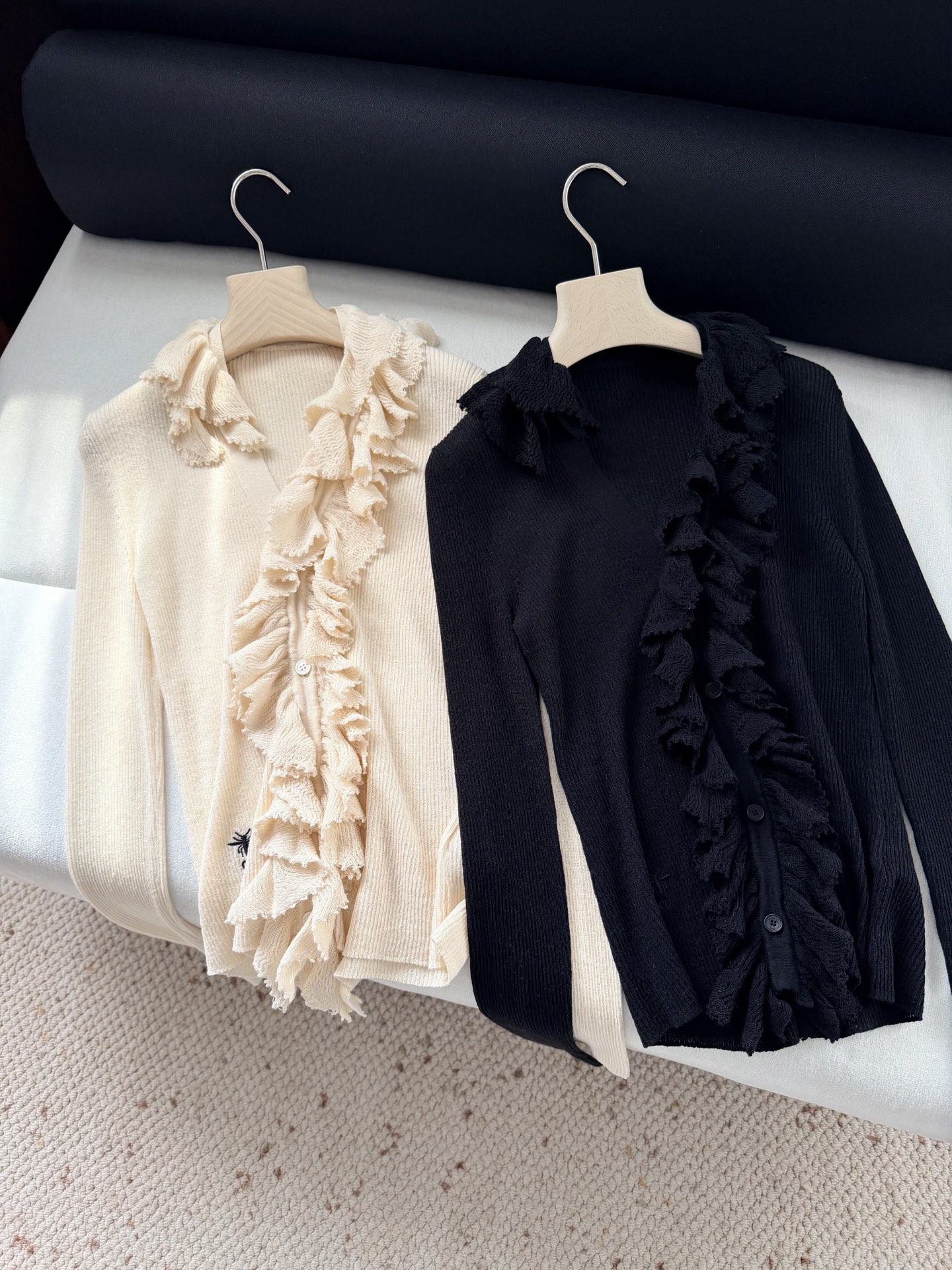 现货‼️‼️🛒款号8070/褶边领针织衫✨亚麻混纺螺纹针织面料，搭配可拆卸褶边领针织上衣，天然贝母纽扣开