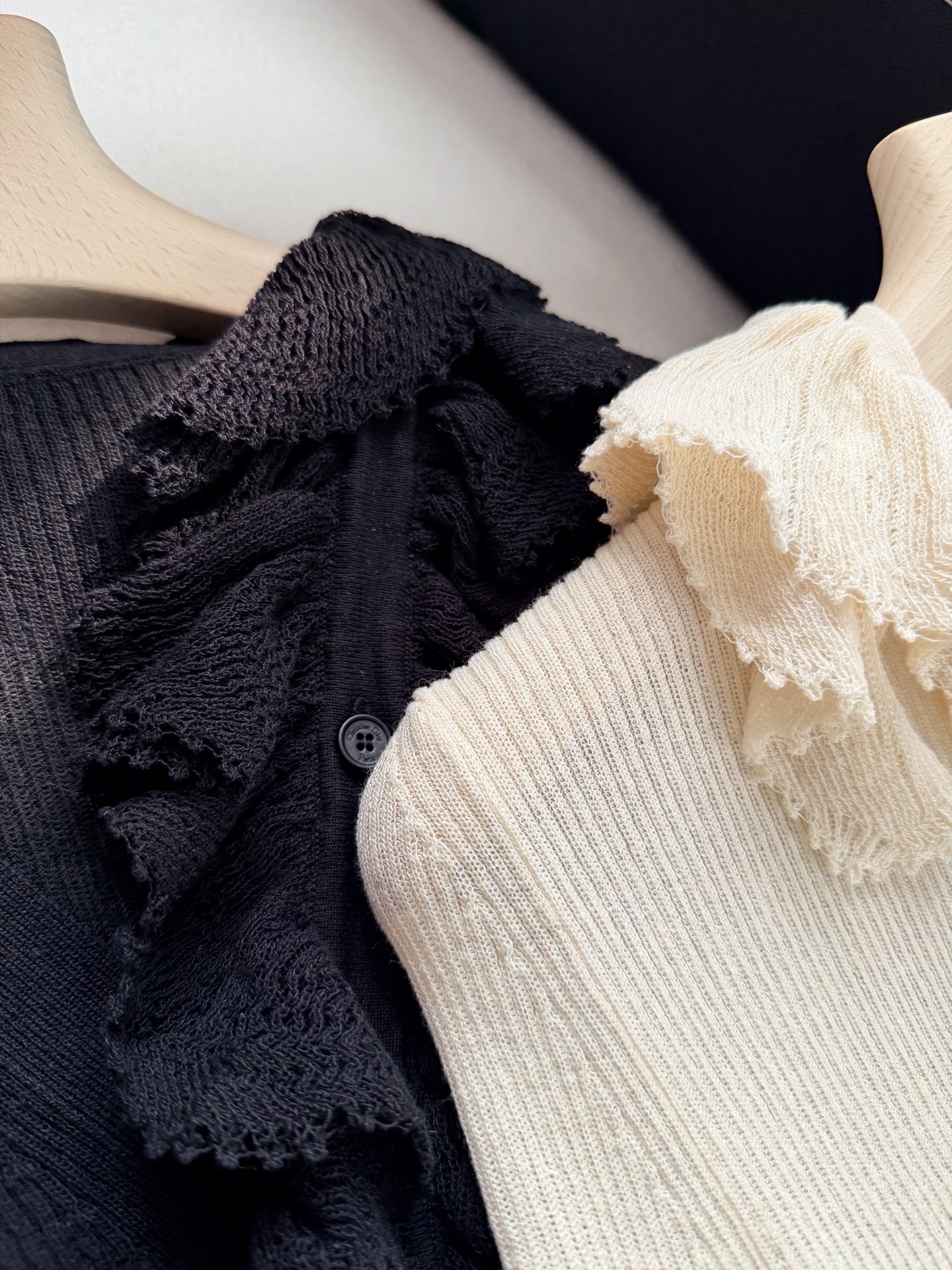 现货‼️‼️🛒款号8070/褶边领针织衫✨亚麻混纺螺纹针织面料，搭配可拆卸褶边领针织上衣，天然贝母纽扣开