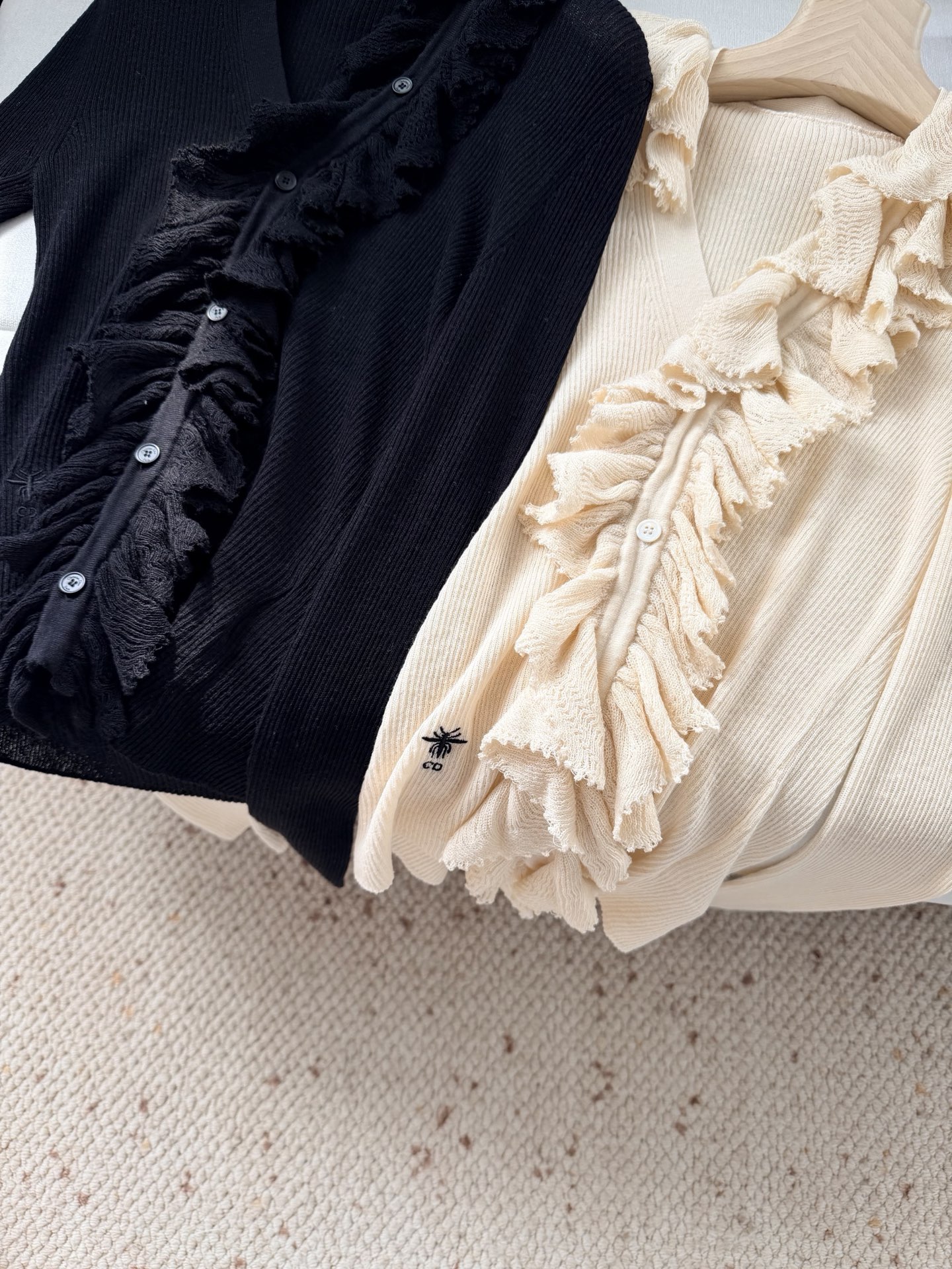 现货‼️‼️🛒款号8070/褶边领针织衫✨亚麻混纺螺纹针织面料，搭配可拆卸褶边领针织上衣，天然贝母纽扣开