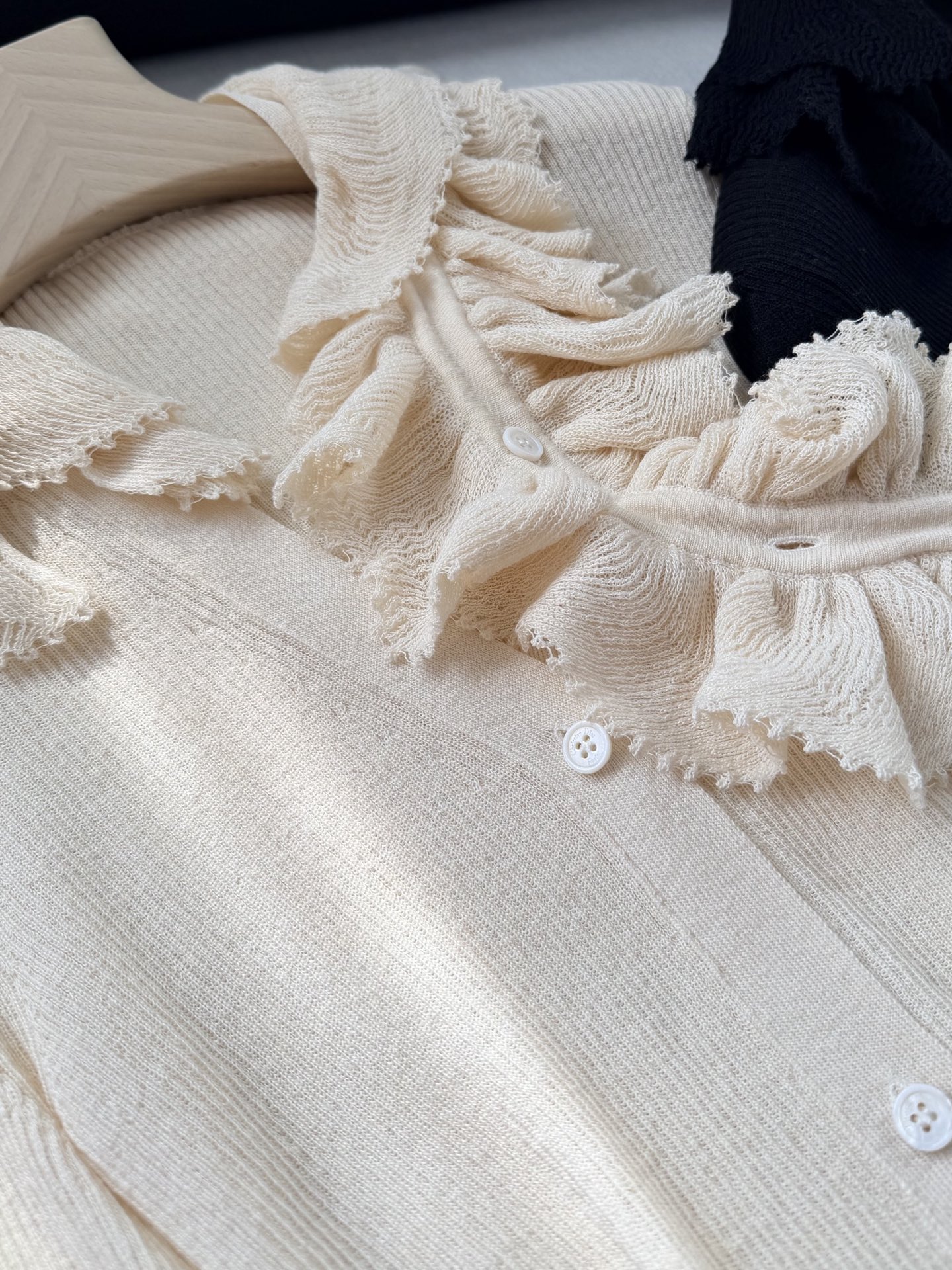 现货‼️‼️🛒款号8070/褶边领针织衫✨亚麻混纺螺纹针织面料，搭配可拆卸褶边领针织上衣，天然贝母纽扣开