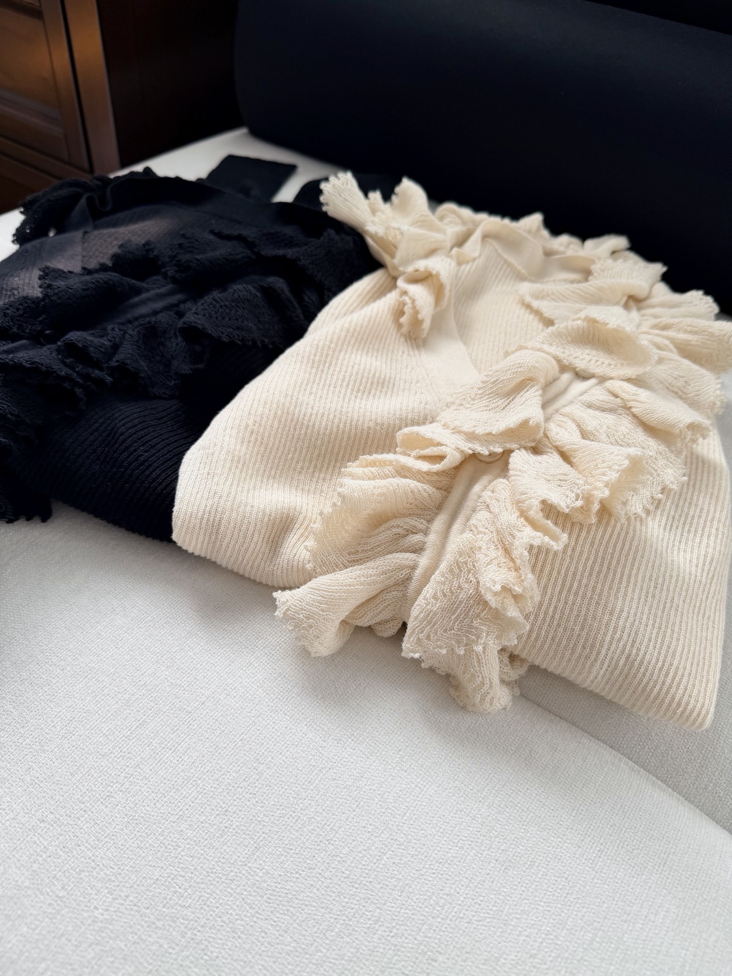 现货‼️‼️🛒款号8070/褶边领针织衫✨亚麻混纺螺纹针织面料，搭配可拆卸褶边领针织上衣，天然贝母纽扣开