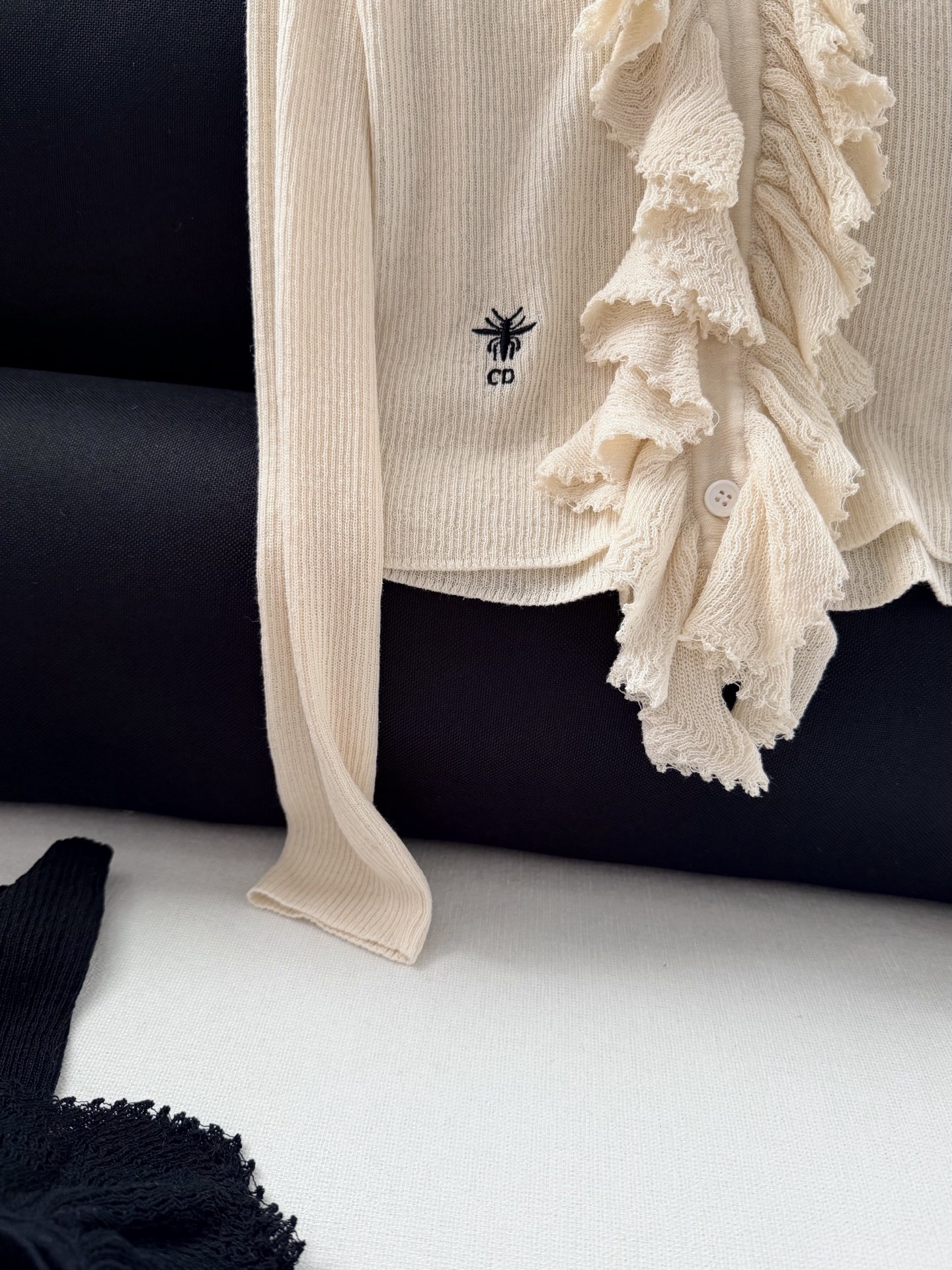 现货‼️‼️🛒款号8070/褶边领针织衫✨亚麻混纺螺纹针织面料，搭配可拆卸褶边领针织上衣，天然贝母纽扣开