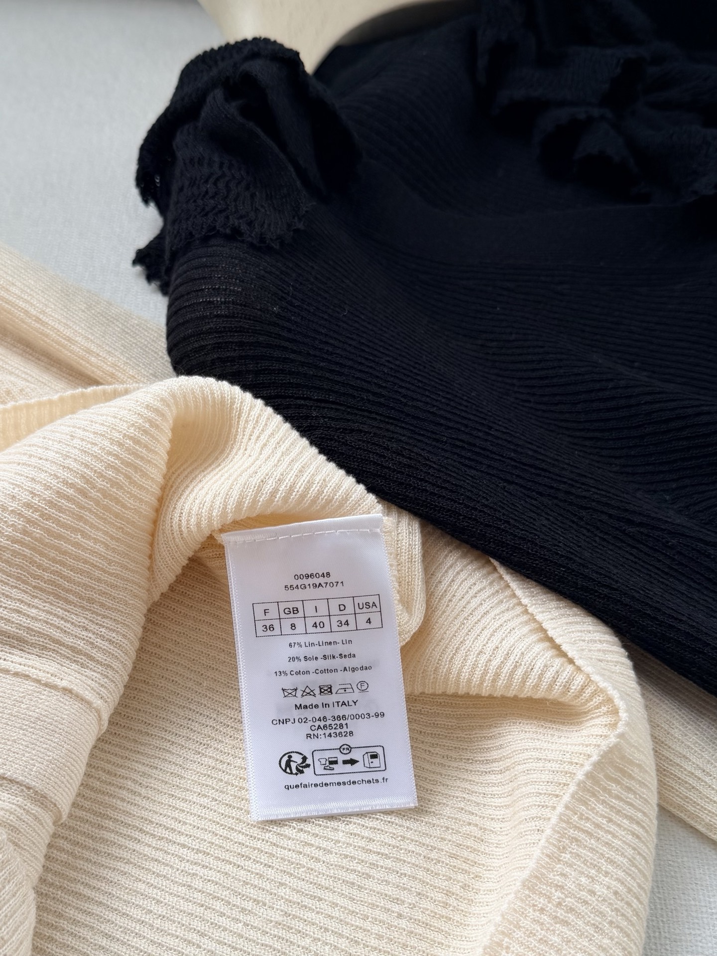 现货‼️‼️🛒款号8070/褶边领针织衫✨亚麻混纺螺纹针织面料，搭配可拆卸褶边领针织上衣，天然贝母纽扣开