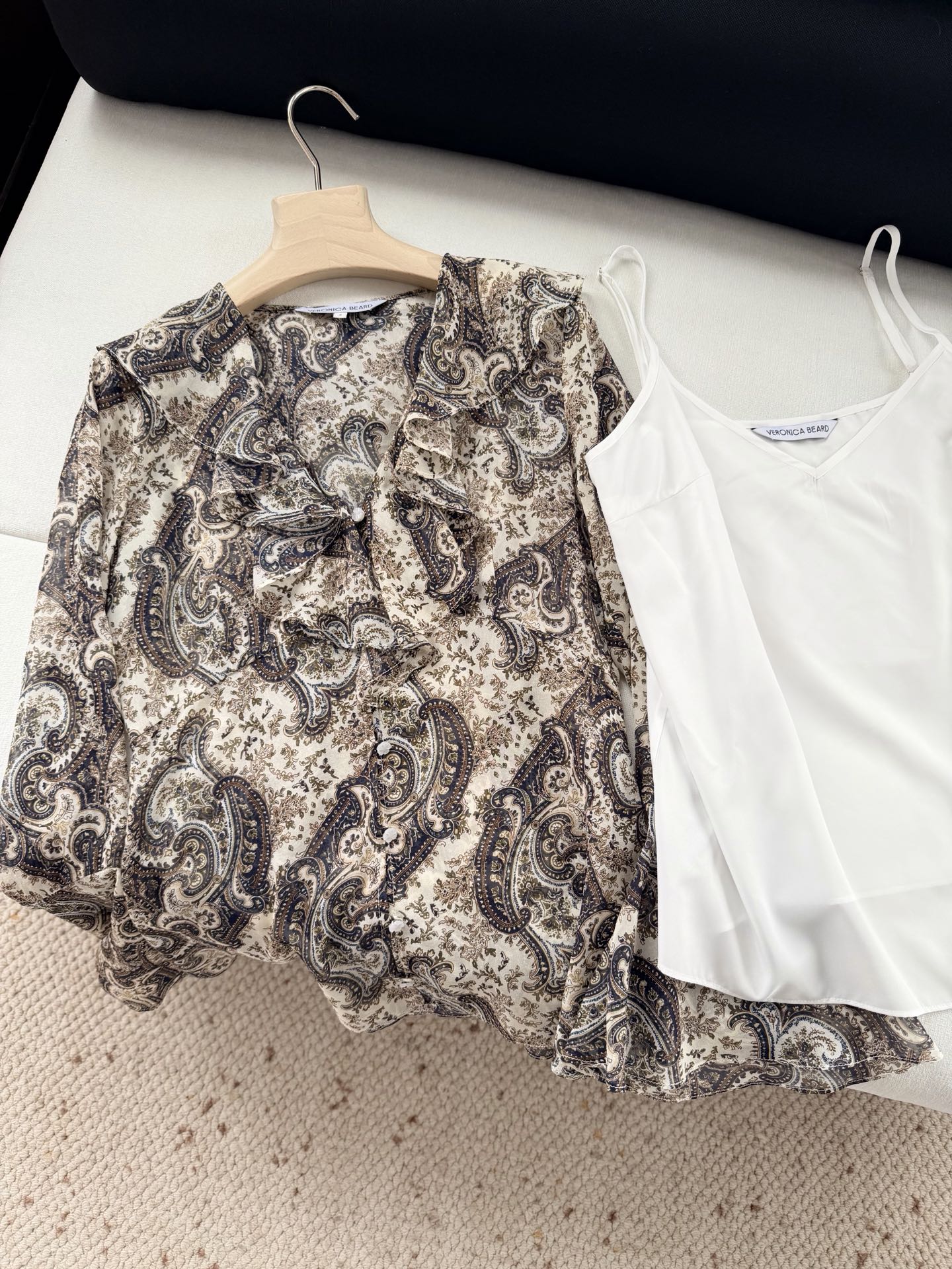 现货‼️‼️🛒款号L2/褶饰长袖衬衫✨100%真丝、v领 正面饰有花卉纽扣，Kyrie佩斯利印花真丝乔其