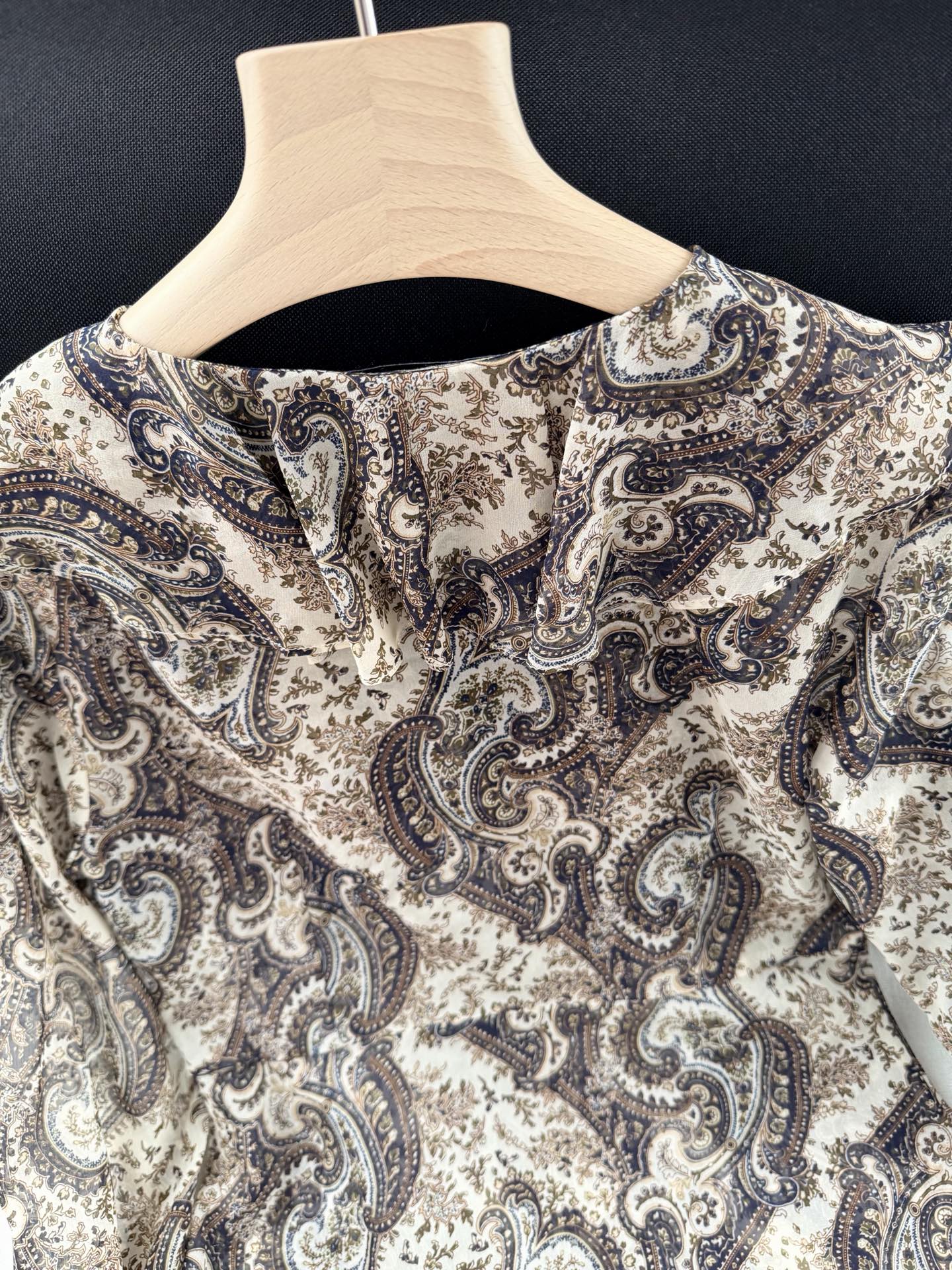 现货‼️‼️🛒款号L2/褶饰长袖衬衫✨100%真丝、v领 正面饰有花卉纽扣，Kyrie佩斯利印花真丝乔其