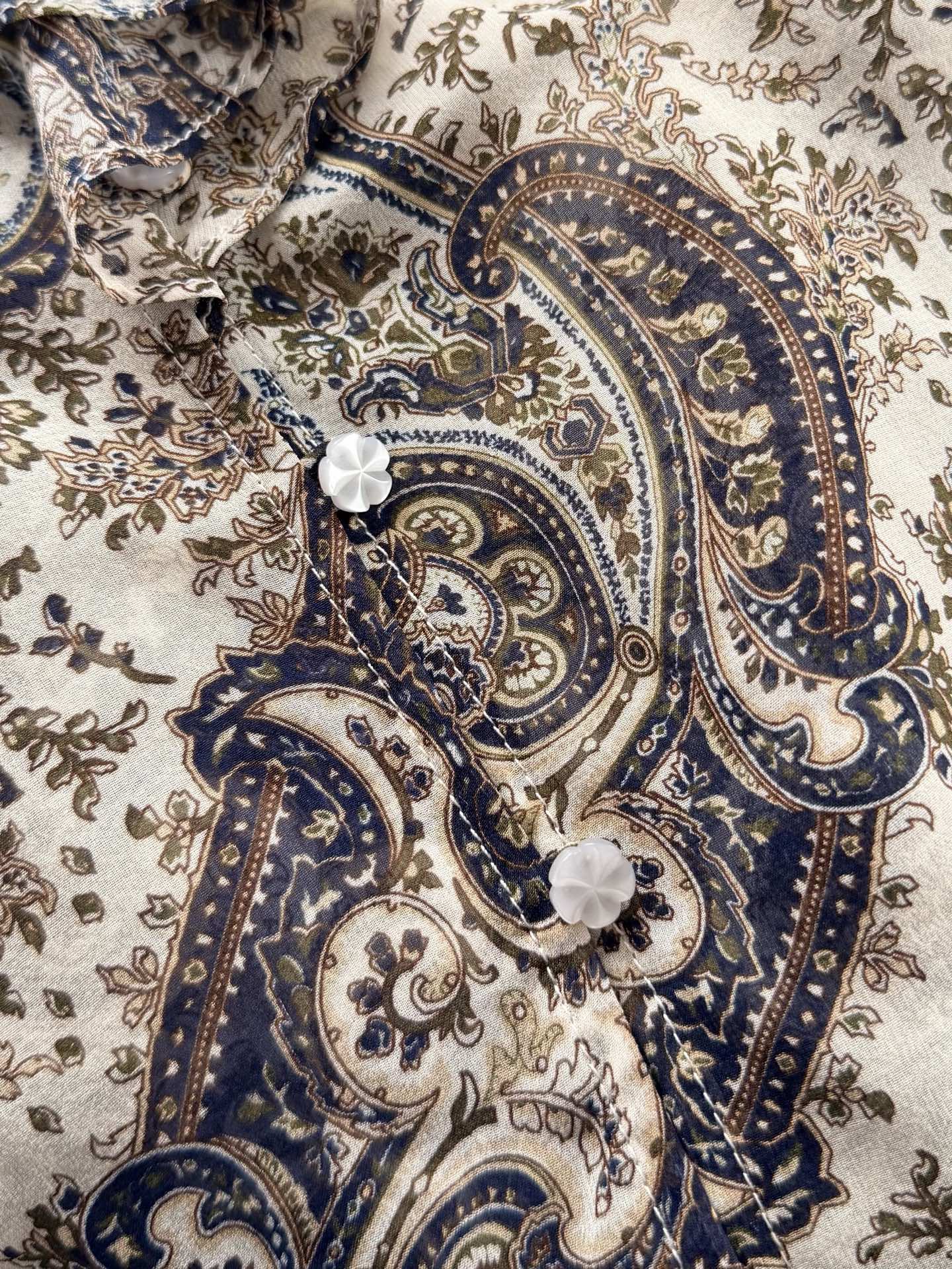 现货‼️‼️🛒款号L2/褶饰长袖衬衫✨100%真丝、v领 正面饰有花卉纽扣，Kyrie佩斯利印花真丝乔其