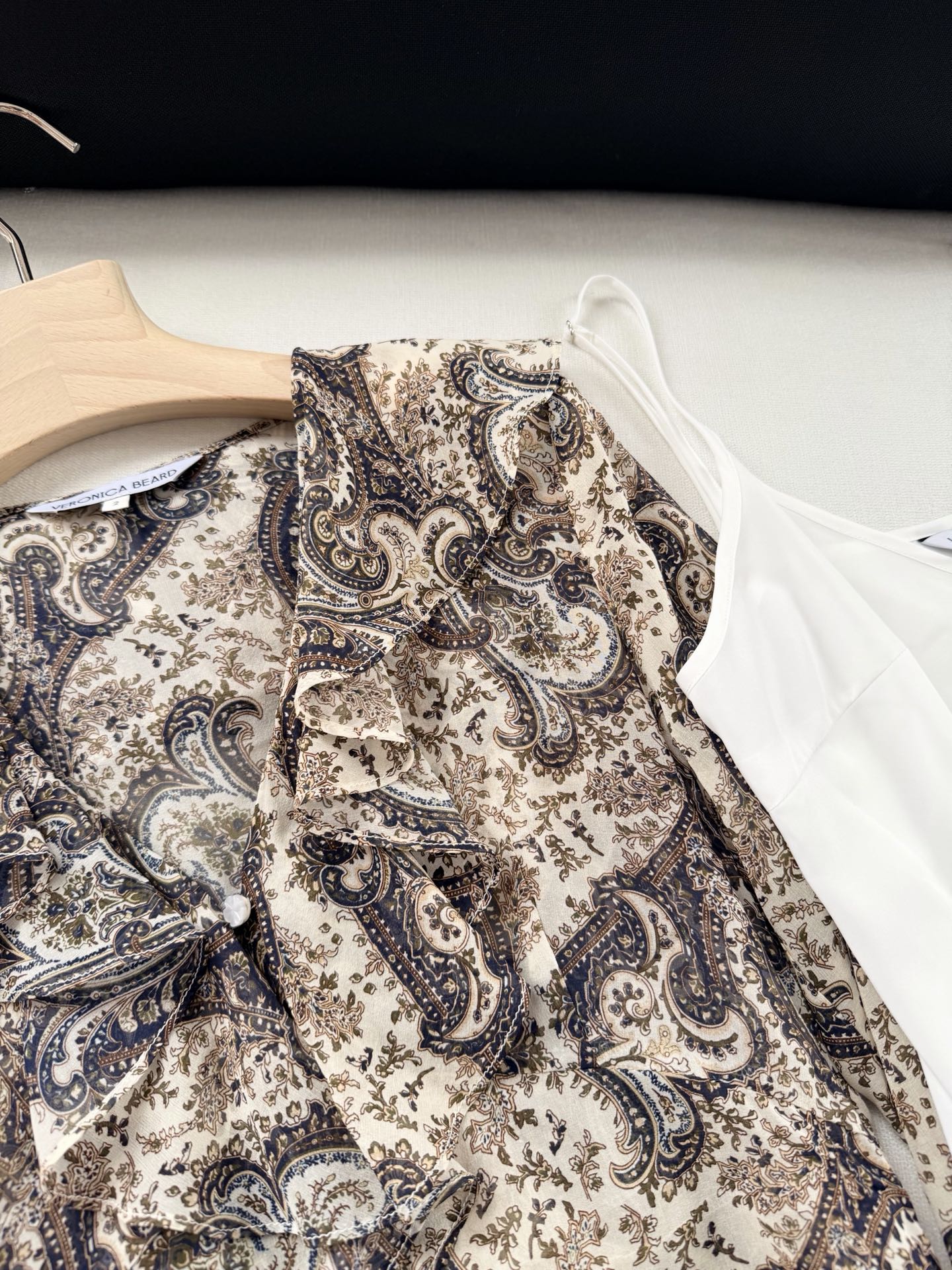 现货‼️‼️🛒款号L2/褶饰长袖衬衫✨100%真丝、v领 正面饰有花卉纽扣，Kyrie佩斯利印花真丝乔其