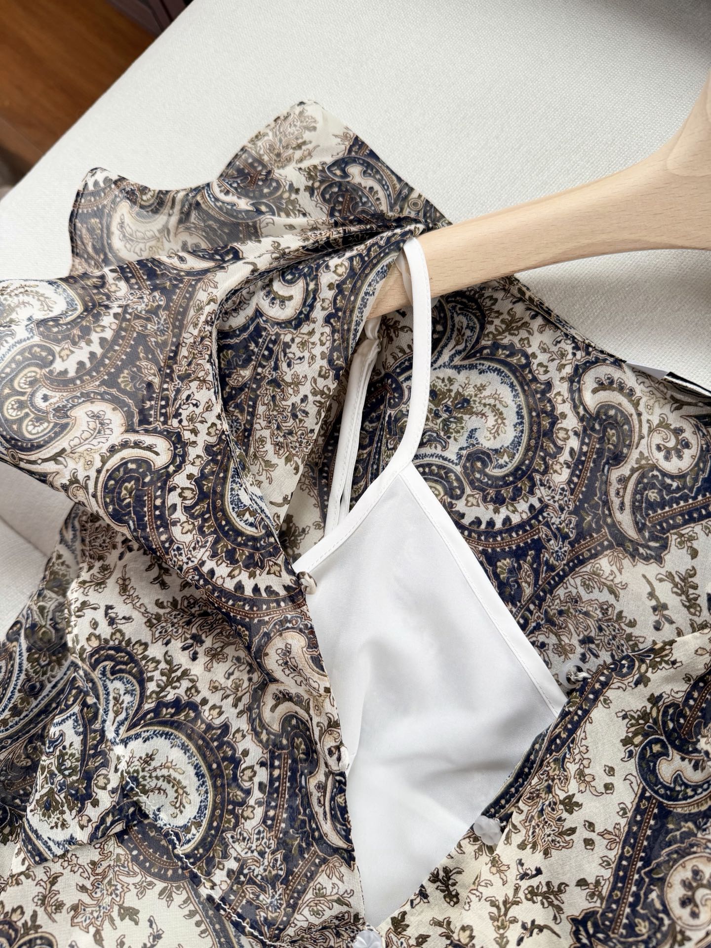 现货‼️‼️🛒款号L2/褶饰长袖衬衫✨100%真丝、v领 正面饰有花卉纽扣，Kyrie佩斯利印花真丝乔其