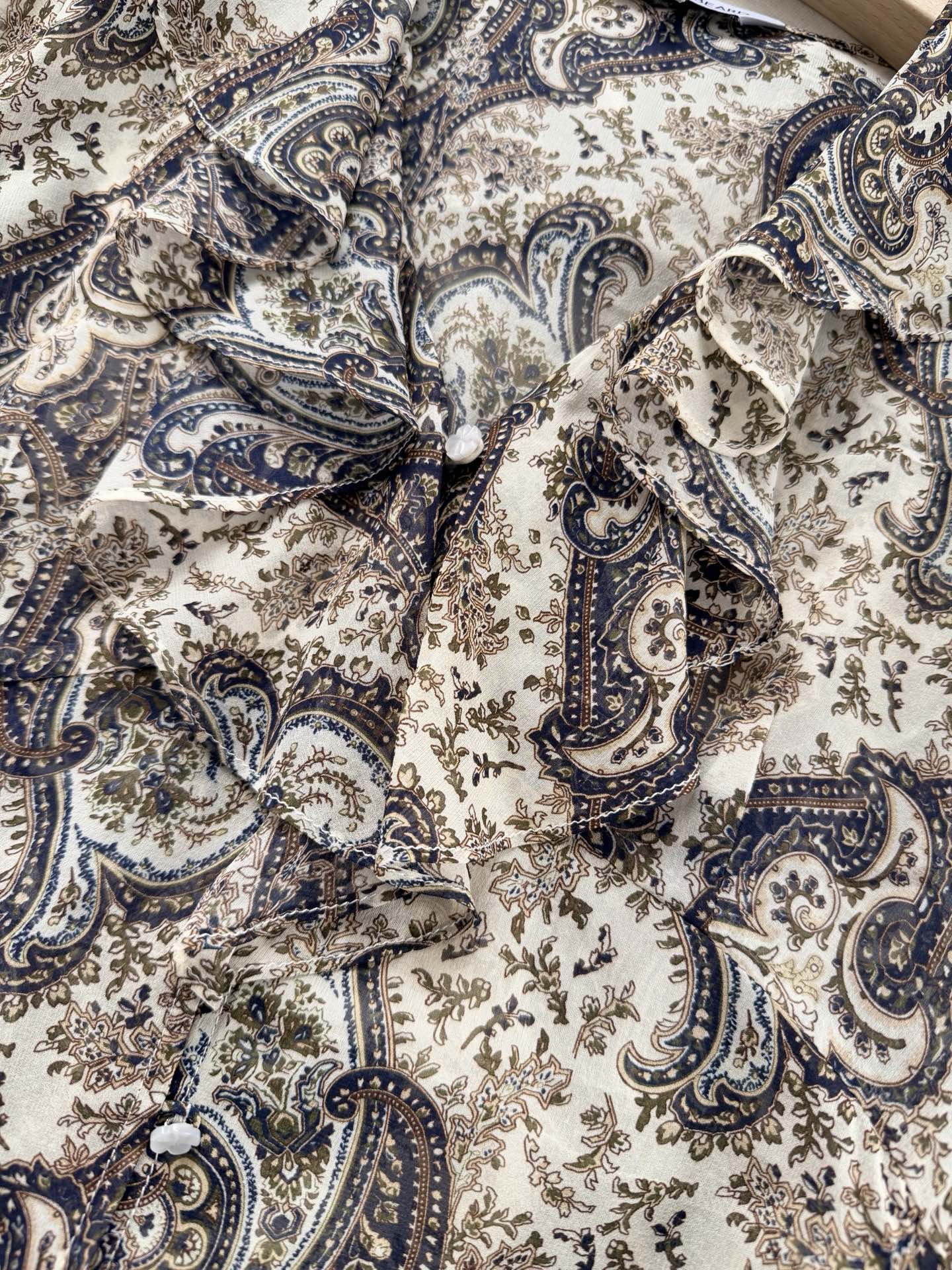 现货‼️‼️🛒款号L2/褶饰长袖衬衫✨100%真丝、v领 正面饰有花卉纽扣，Kyrie佩斯利印花真丝乔其