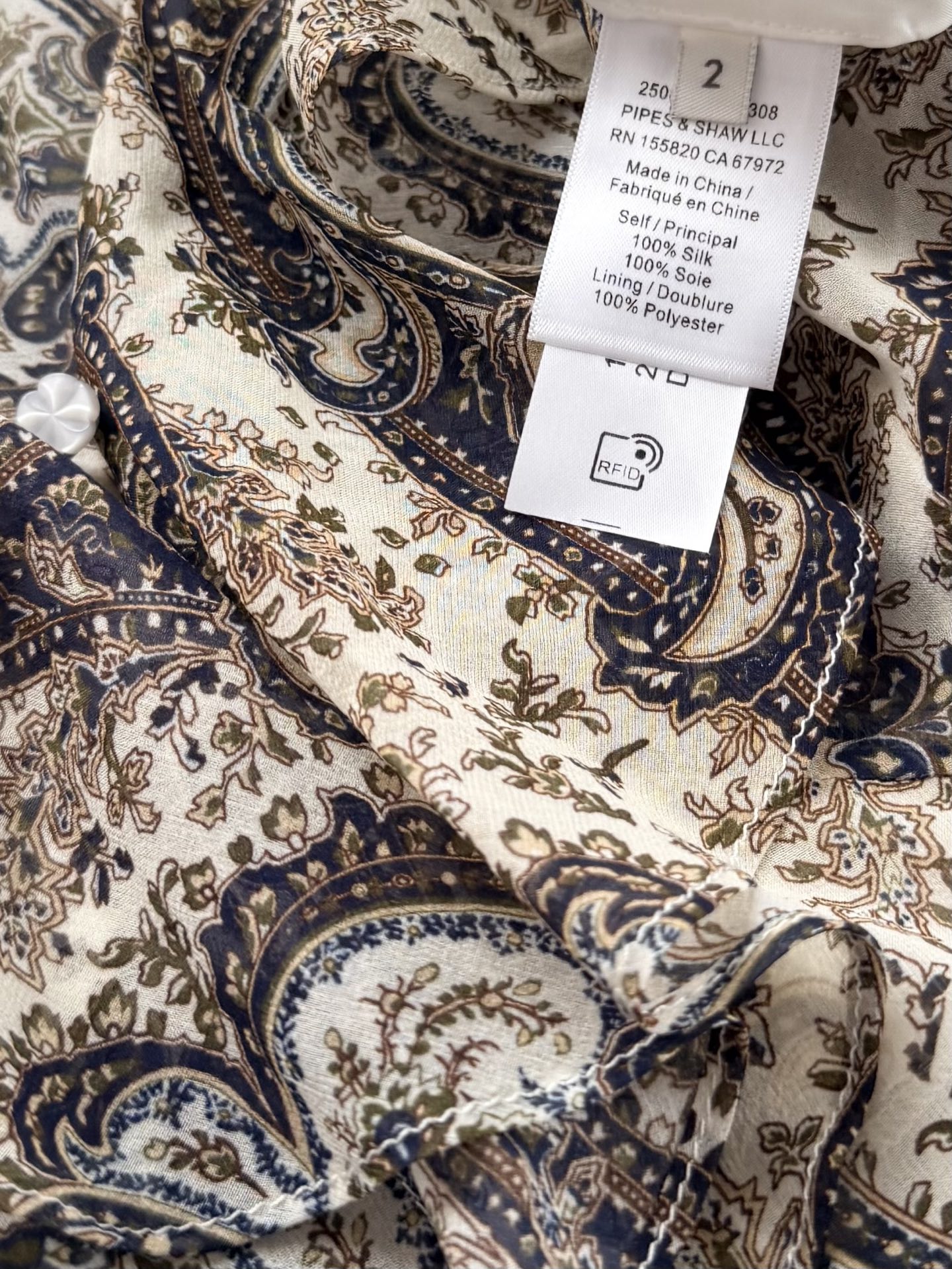 现货‼️‼️🛒款号L2/褶饰长袖衬衫✨100%真丝、v领 正面饰有花卉纽扣，Kyrie佩斯利印花真丝乔其