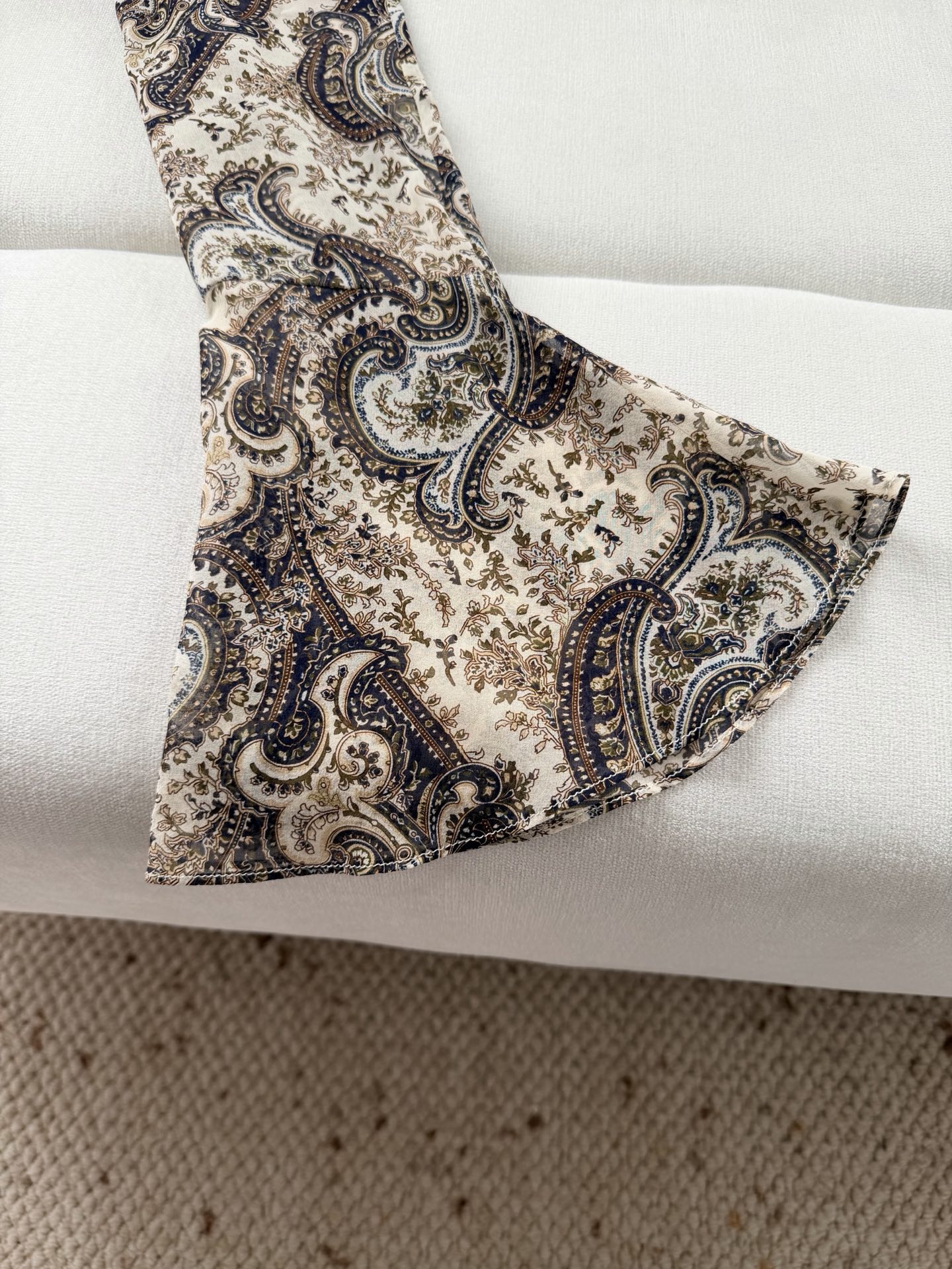 现货‼️‼️🛒款号L2/褶饰长袖衬衫✨100%真丝、v领 正面饰有花卉纽扣，Kyrie佩斯利印花真丝乔其